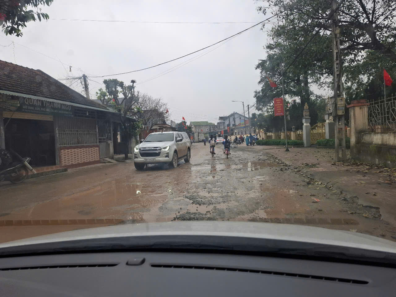 Khẩn trương khắc phục c&aacute;c tuyến đường xuống cấp do phục vụ dự &aacute;n cao tốc qua H&agrave; Tĩnh- Ảnh 2.