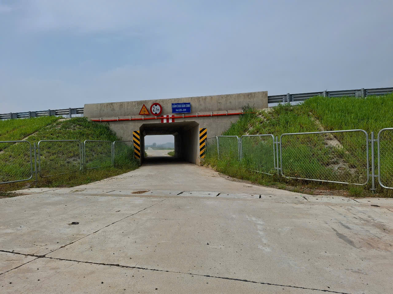 Khẩn trương khắc phục c&aacute;c tuyến đường xuống cấp do phục vụ dự &aacute;n cao tốc qua H&agrave; Tĩnh- Ảnh 1.