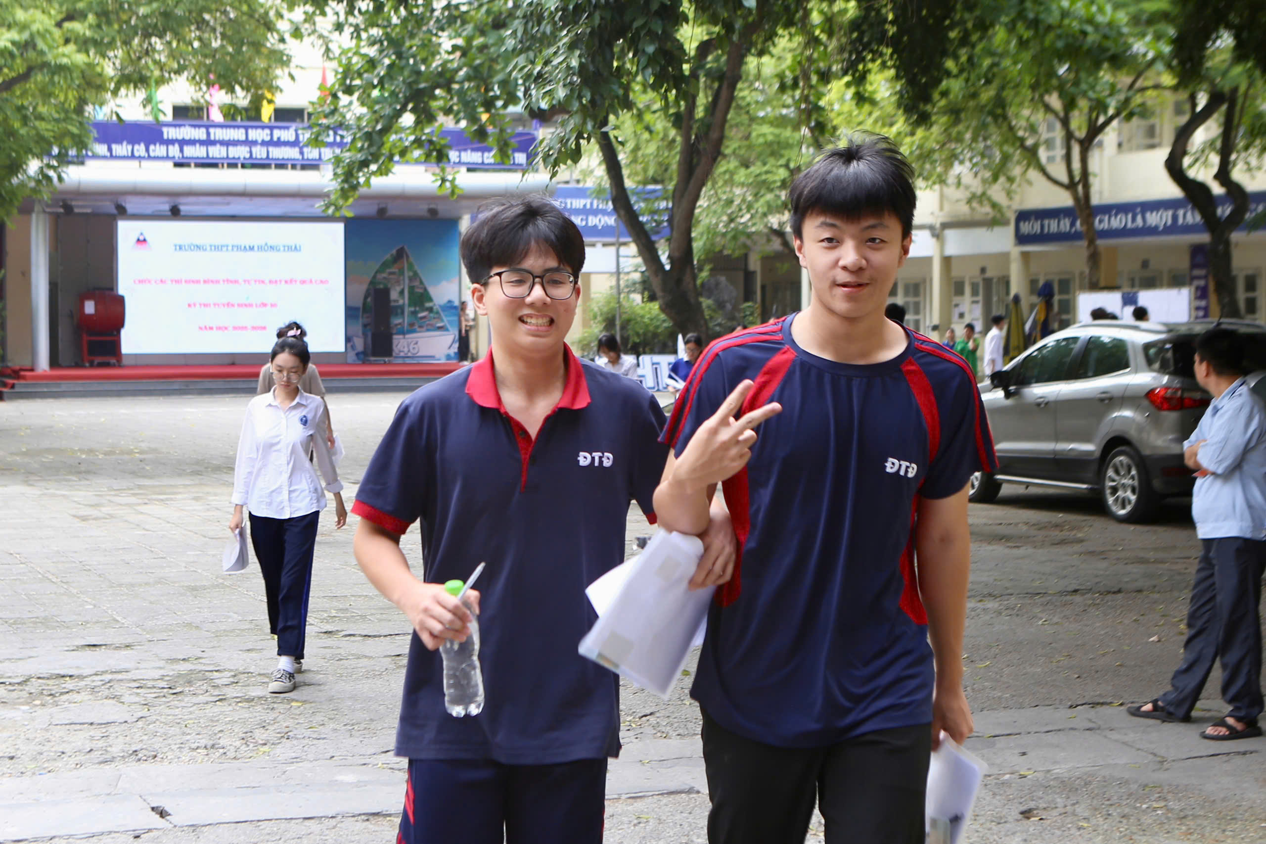 Th&iacute; sinh H&agrave; Nội rạng rỡ ho&agrave;n th&agrave;nh m&ocirc;n Ngữ văn kỳ thi lớp 10- Ảnh 2.