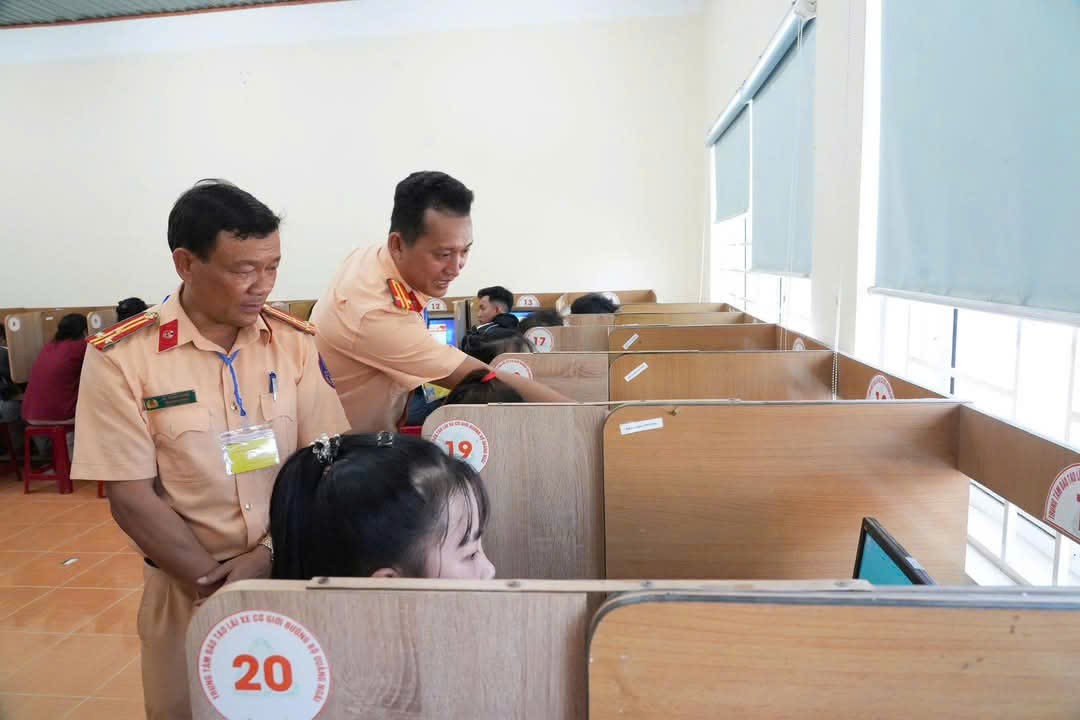 Hơn 80% th&iacute; sinh vượt qua kỳ thi s&aacute;t hạch l&aacute;i xe đầu ti&ecirc;n do C&ocirc;ng an Quảng Ng&atilde;i tổ chức- Ảnh 2.