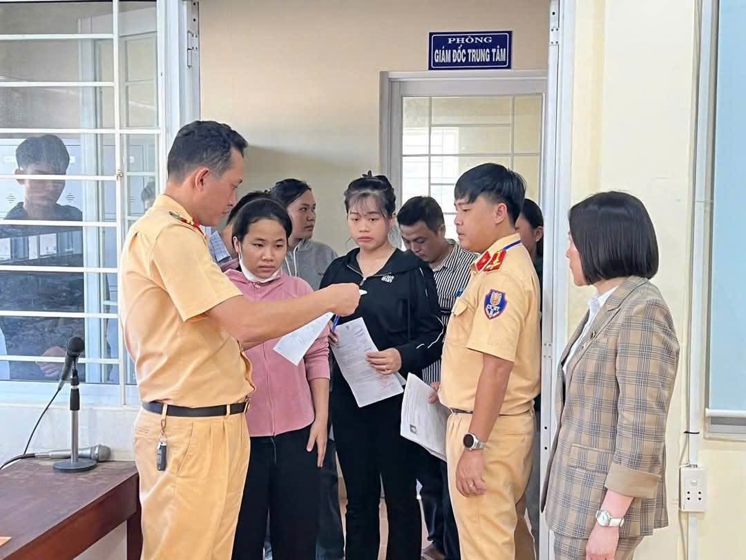 Hơn 80% th&iacute; sinh vượt qua kỳ thi s&aacute;t hạch l&aacute;i xe đầu ti&ecirc;n do C&ocirc;ng an Quảng Ng&atilde;i tổ chức- Ảnh 1.