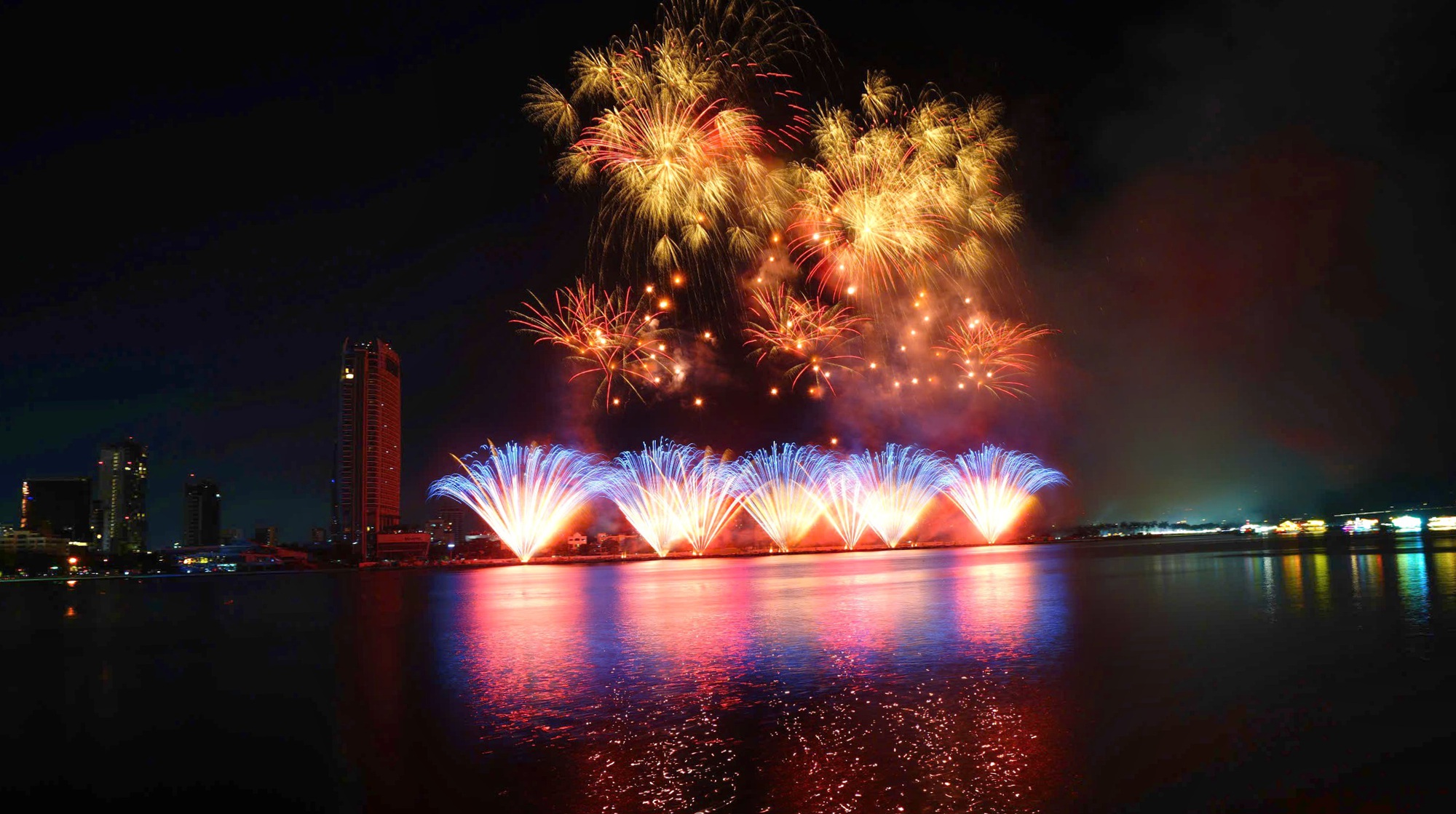 Ph&aacute;o hoa quốc tế Đ&agrave; Nẵng: M&agrave;n tranh t&agrave;i nảy lửa của t&acirc;n binh- Ảnh 1.