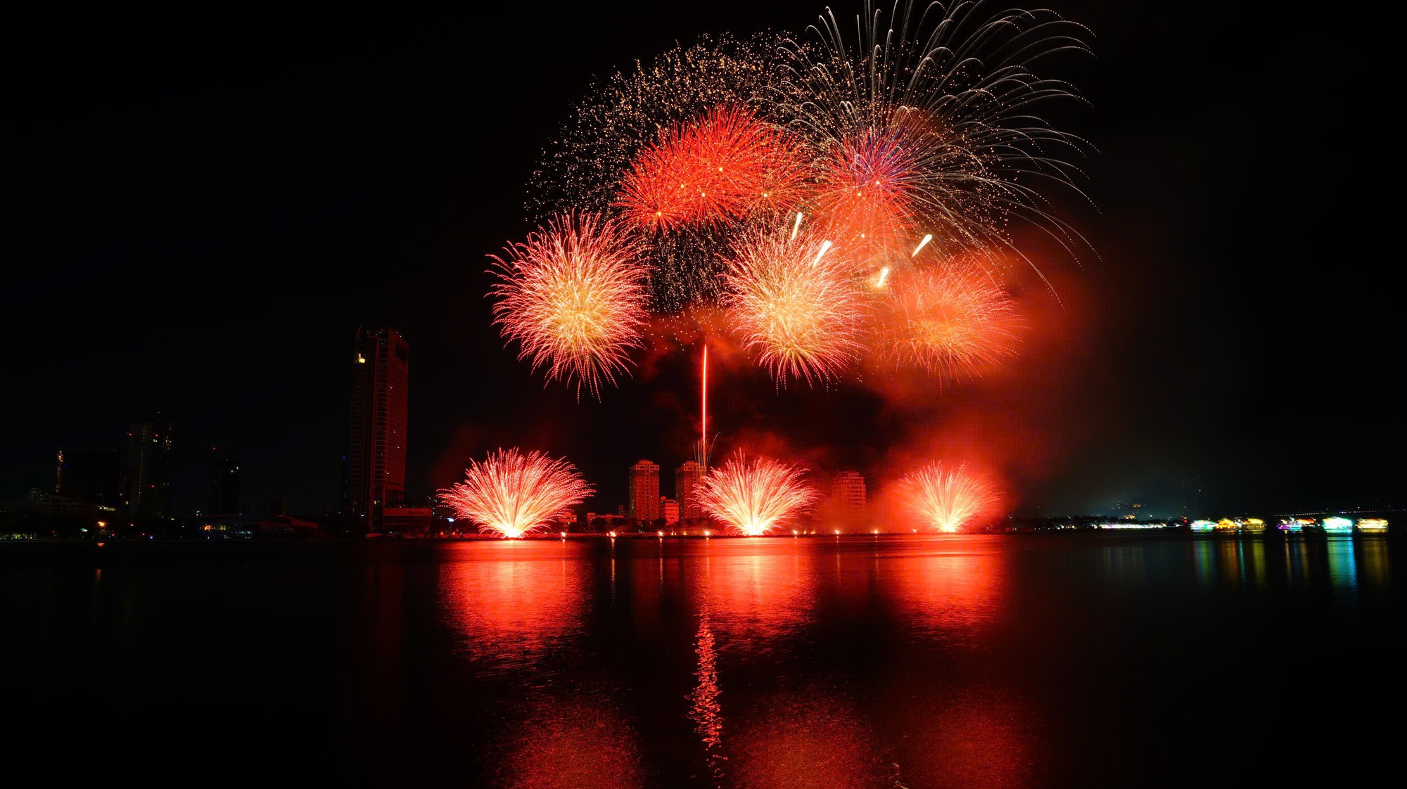 Ph&aacute;o hoa quốc tế Đ&agrave; Nẵng: M&agrave;n tranh t&agrave;i nảy lửa của t&acirc;n binh- Ảnh 4.