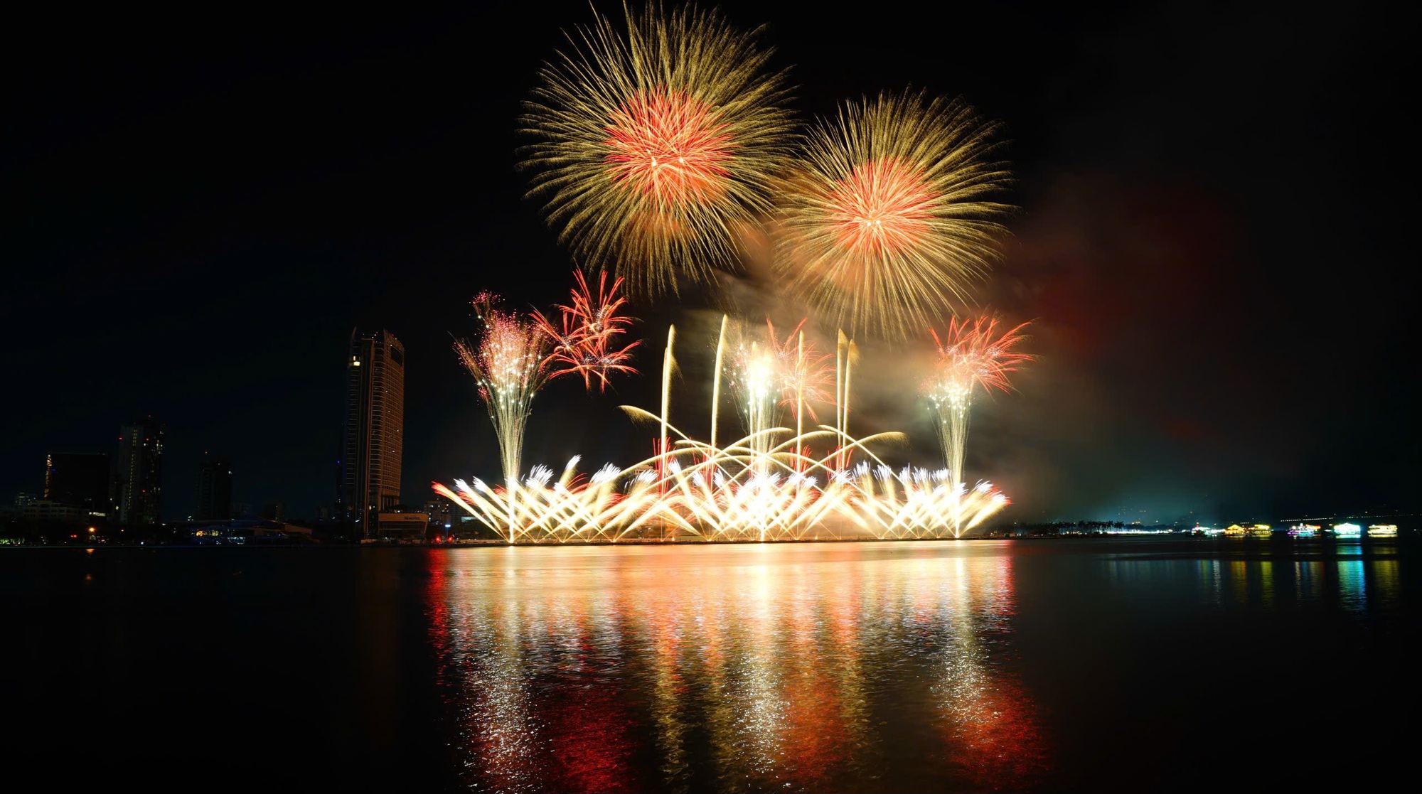 Ph&aacute;o hoa quốc tế Đ&agrave; Nẵng: M&agrave;n tranh t&agrave;i nảy lửa của t&acirc;n binh- Ảnh 3.