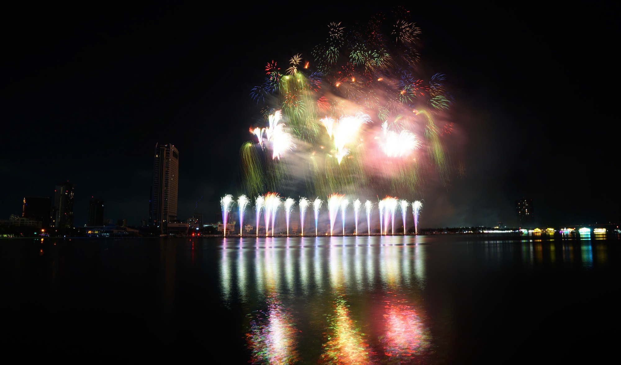 Ph&aacute;o hoa quốc tế Đ&agrave; Nẵng: M&agrave;n tranh t&agrave;i nảy lửa của t&acirc;n binh- Ảnh 7.