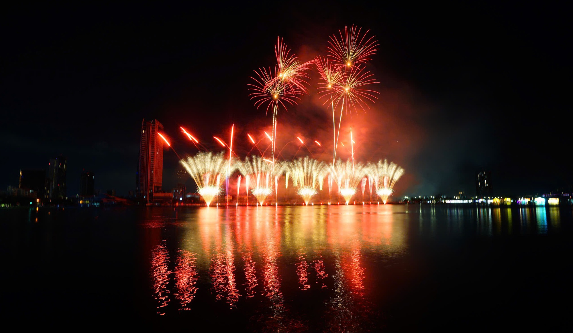 Ph&aacute;o hoa quốc tế Đ&agrave; Nẵng: M&agrave;n tranh t&agrave;i nảy lửa của t&acirc;n binh- Ảnh 2.