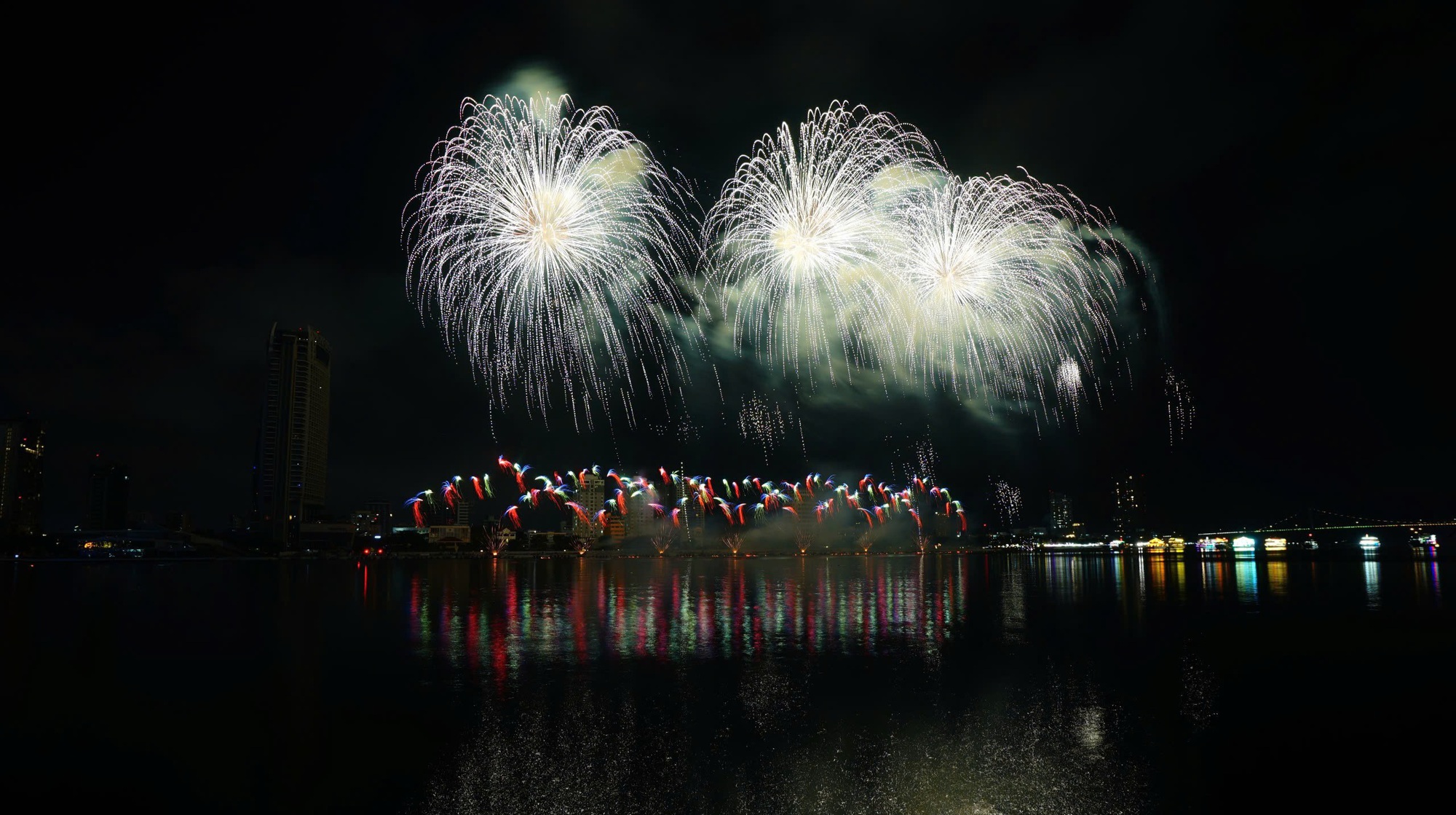 Ph&aacute;o hoa quốc tế Đ&agrave; Nẵng: M&agrave;n tranh t&agrave;i nảy lửa của t&acirc;n binh- Ảnh 11.