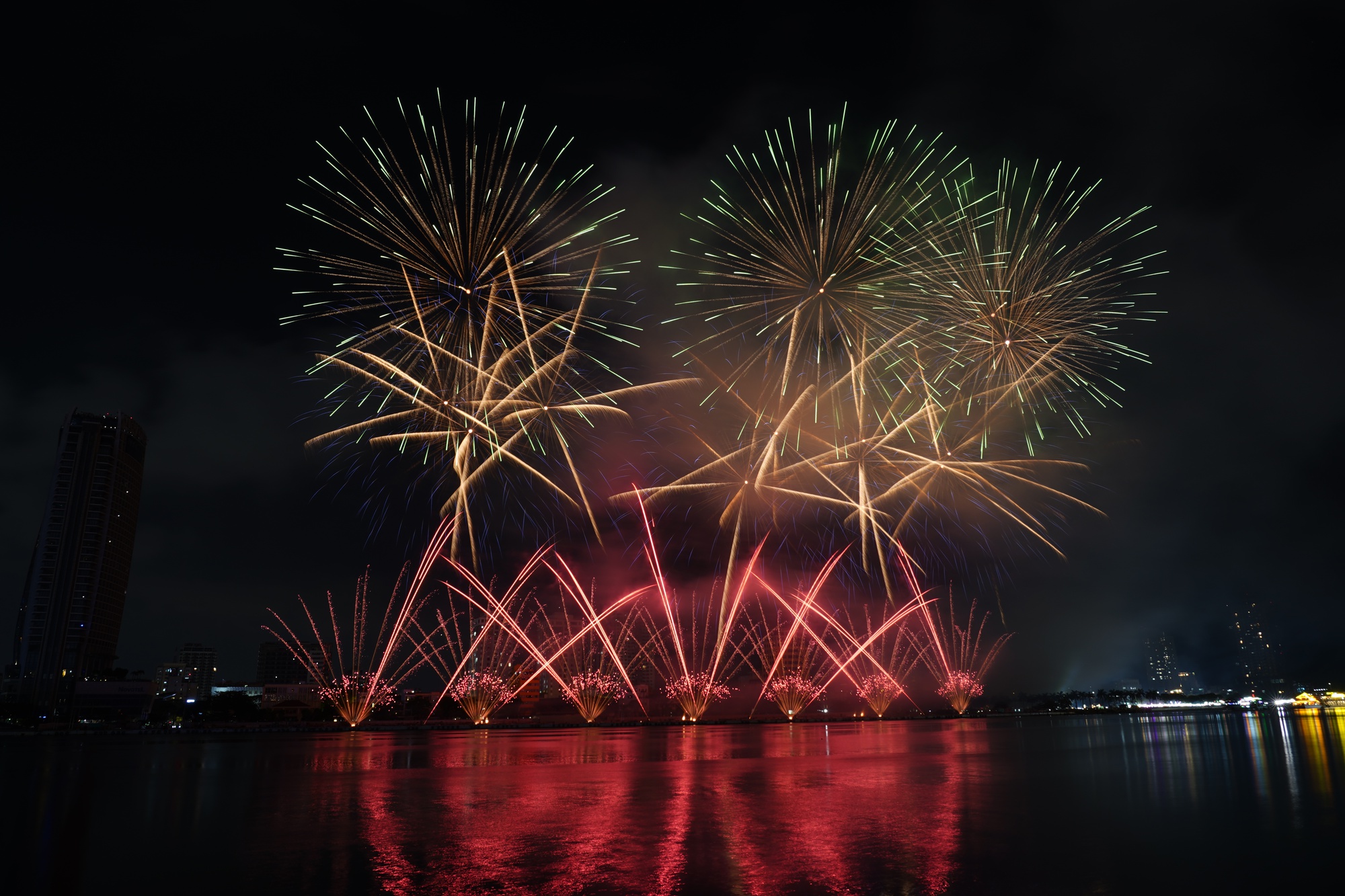 Ph&aacute;o hoa quốc tế Đ&agrave; Nẵng: M&agrave;n tranh t&agrave;i nảy lửa của t&acirc;n binh- Ảnh 10.