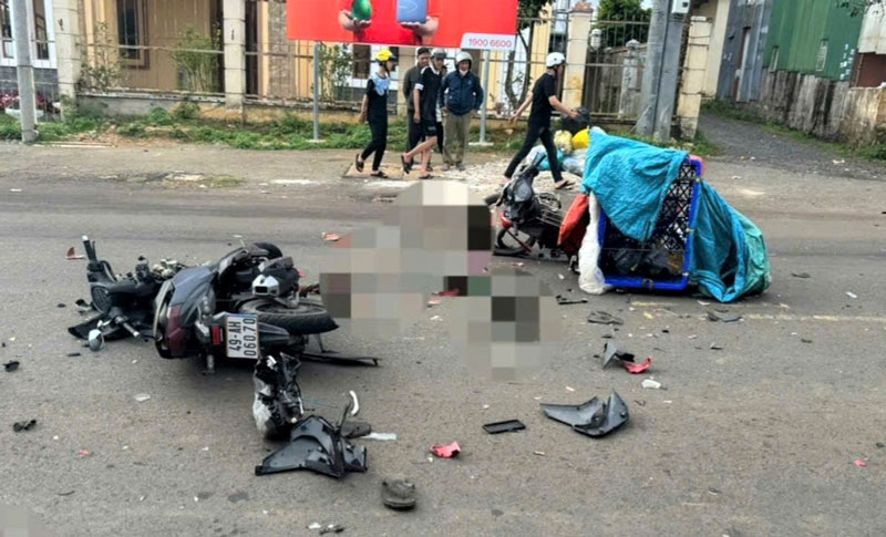 Hiện trường vụ tai nạn giữa hai xe m&aacute;y.