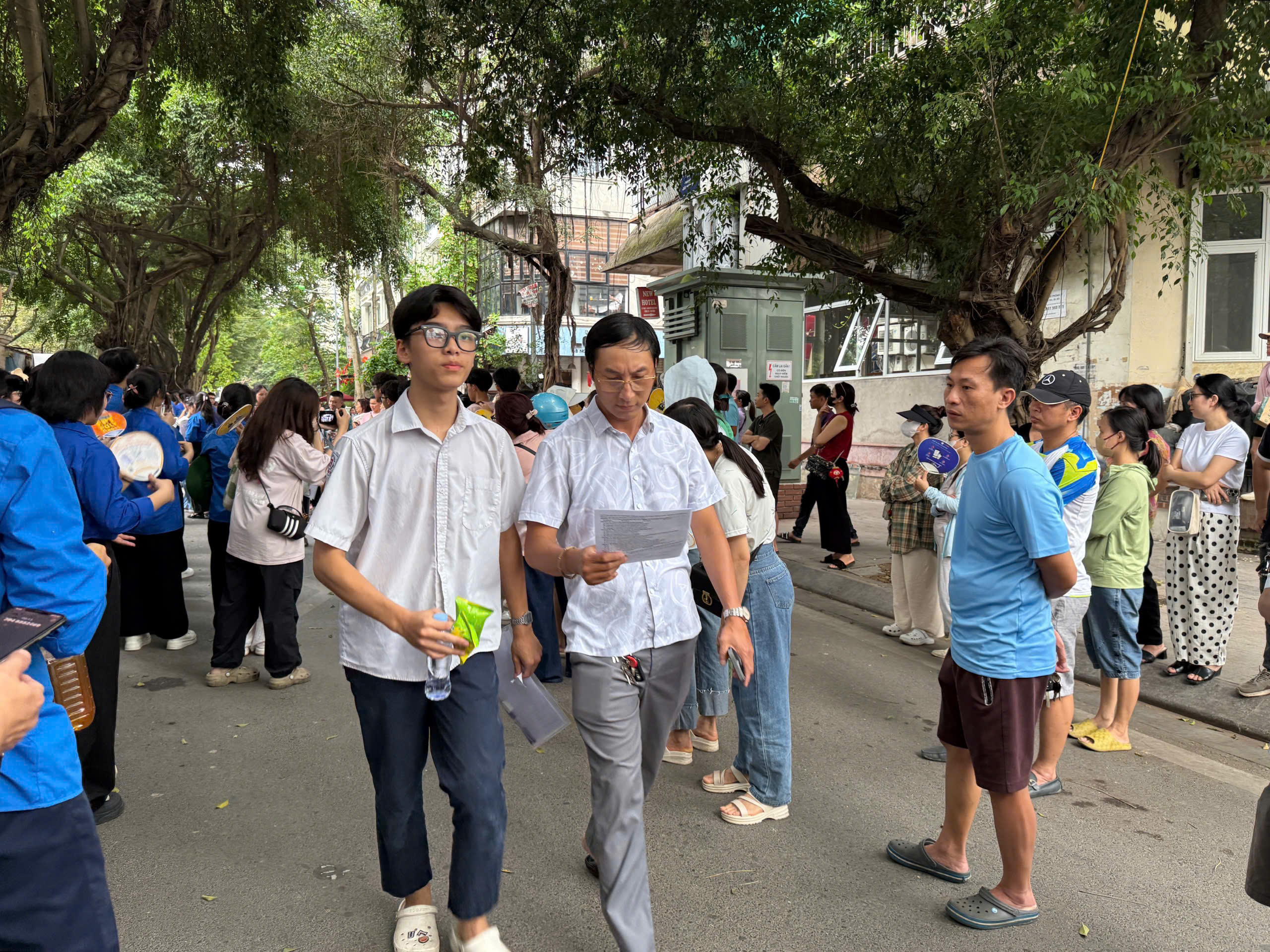 Th&iacute; sinh H&agrave; Nội "thở ph&agrave;o" sau b&agrave;i thi tiếng Anh v&agrave;o 10- Ảnh 3.