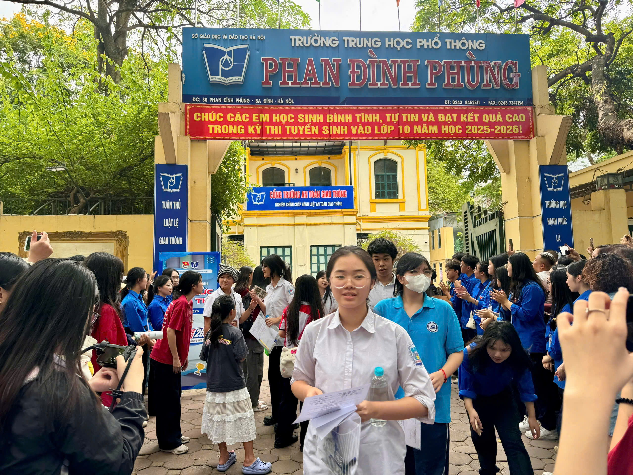 Th&iacute; sinh H&agrave; Nội rạng rỡ ho&agrave;n th&agrave;nh m&ocirc;n Ngữ văn kỳ thi lớp 10- Ảnh 4.