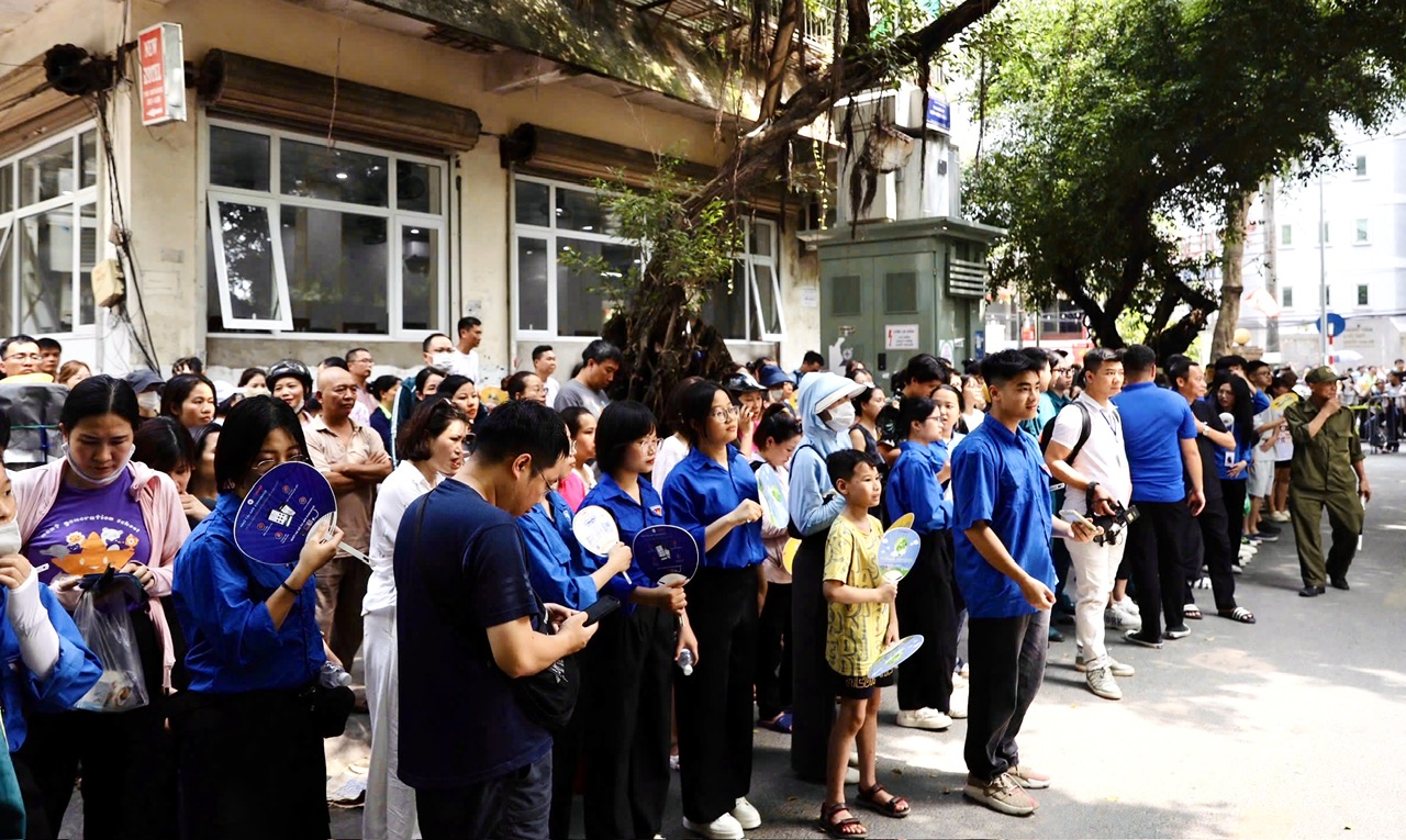 Th&iacute; sinh H&agrave; Nội "thở ph&agrave;o" sau b&agrave;i thi tiếng Anh v&agrave;o 10- Ảnh 5.