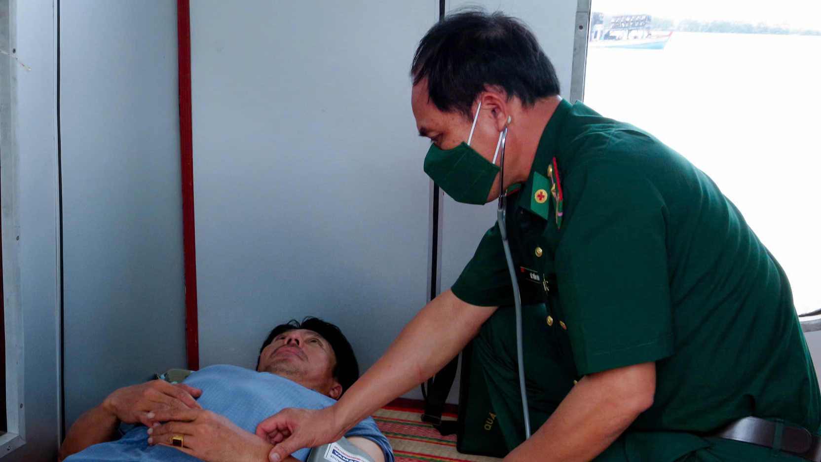 Ch&igrave;m t&agrave;u tr&ecirc;n biển S&oacute;c Trăng, cứu nạn th&agrave;nh c&ocirc;ng 5 thuyền vi&ecirc;n - Ảnh 1.