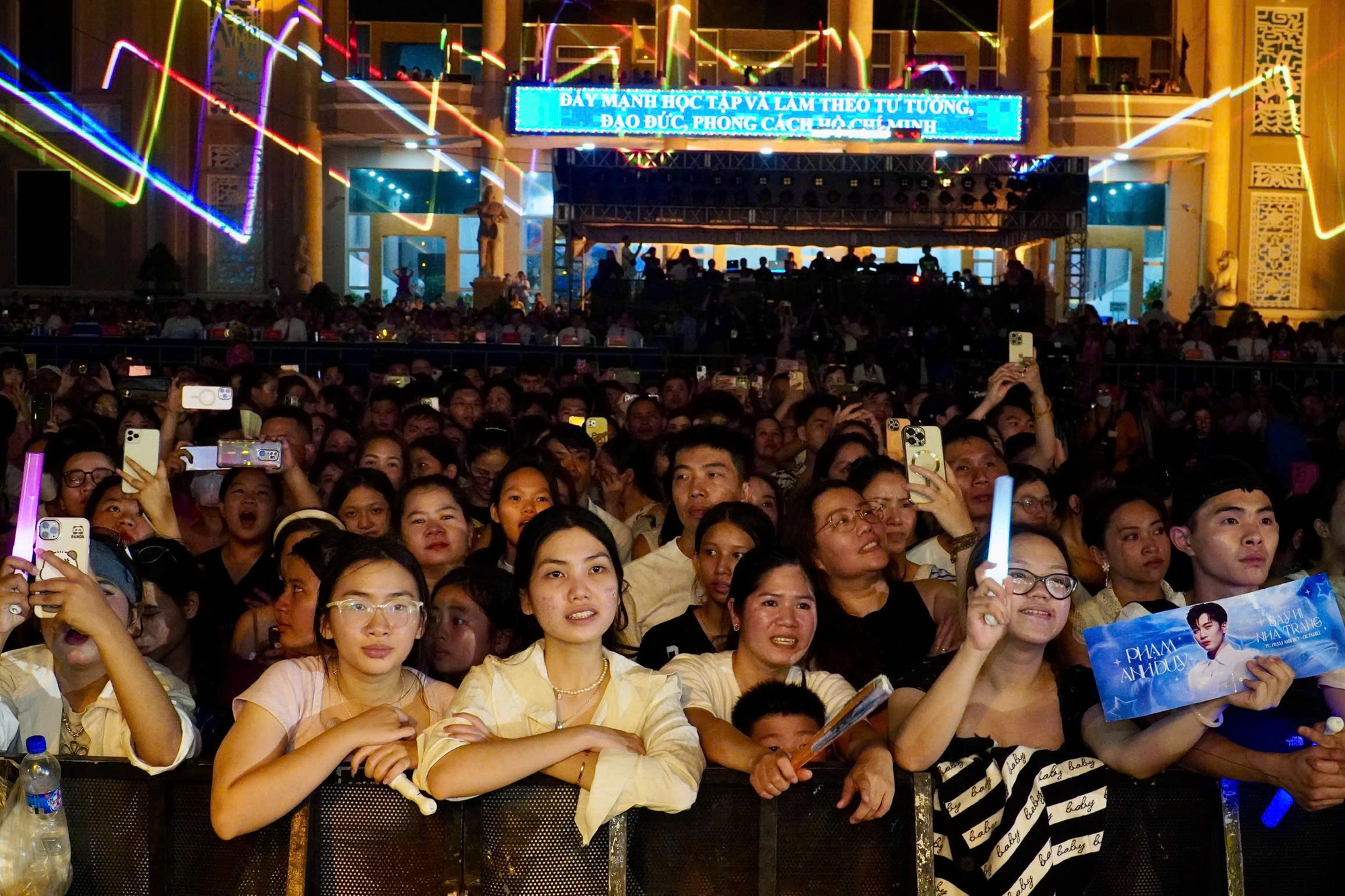 Kh&aacute;nh H&ograve;a khai mạc du lịch biển năm 2025 với đ&ecirc;m nhạc hội b&ugrave;ng nổ "Nha Trang say Hi"- Ảnh 3.