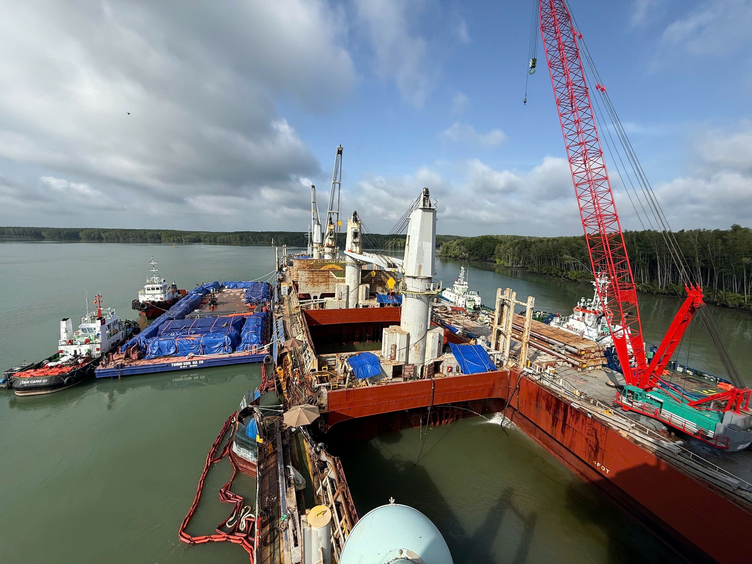 Vụ đ&acirc;m va tr&ecirc;n s&ocirc;ng L&ograve;ng T&agrave;u: 1 t&agrave;u đ&atilde; cập cảng Hong Kong an to&agrave;n- Ảnh 1.