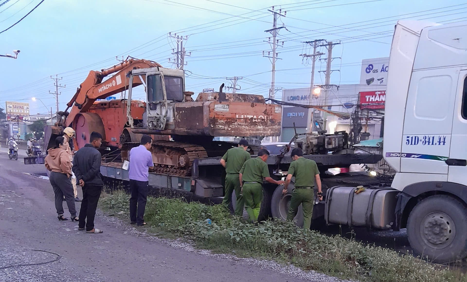 Long An: Tự té trên QL1, hai người đi xe máy bị xe container cán tử vong- Ảnh 1. Long An: Tự té trên QL1, hai người đi xe máy bị xe container cán tử vong- Ảnh 1.