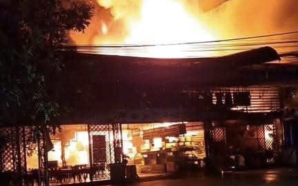 Cháy cột điện ở trung tâm TP.HCM, nhiều người tháo chạy- Ảnh 3. Bình Dương: Nhà hàng cháy dữ dội, nhân viên tháo chạy thoát thân