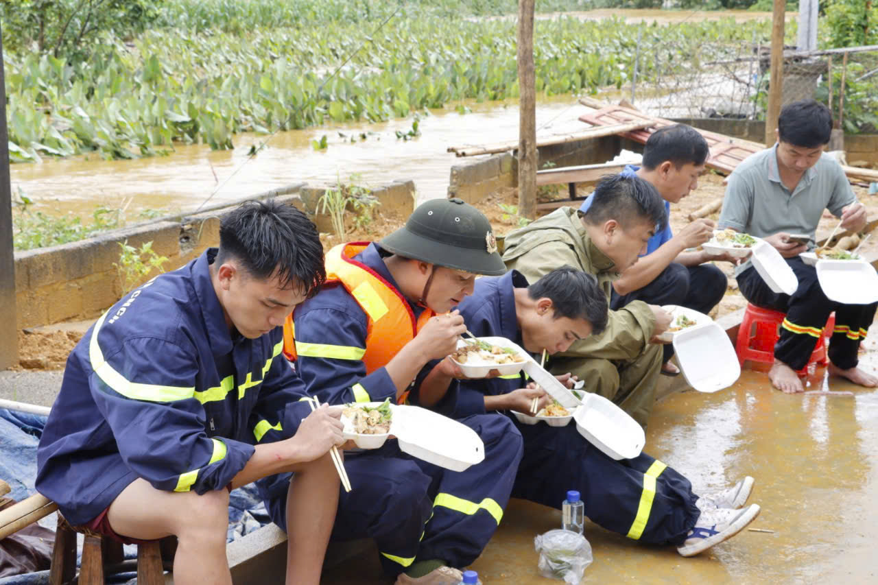 Người d&acirc;n v&ugrave;ng bị c&ocirc; lập do mưa lũ ở Lai Ch&acirc;u hiện ra sao?- Ảnh 10.