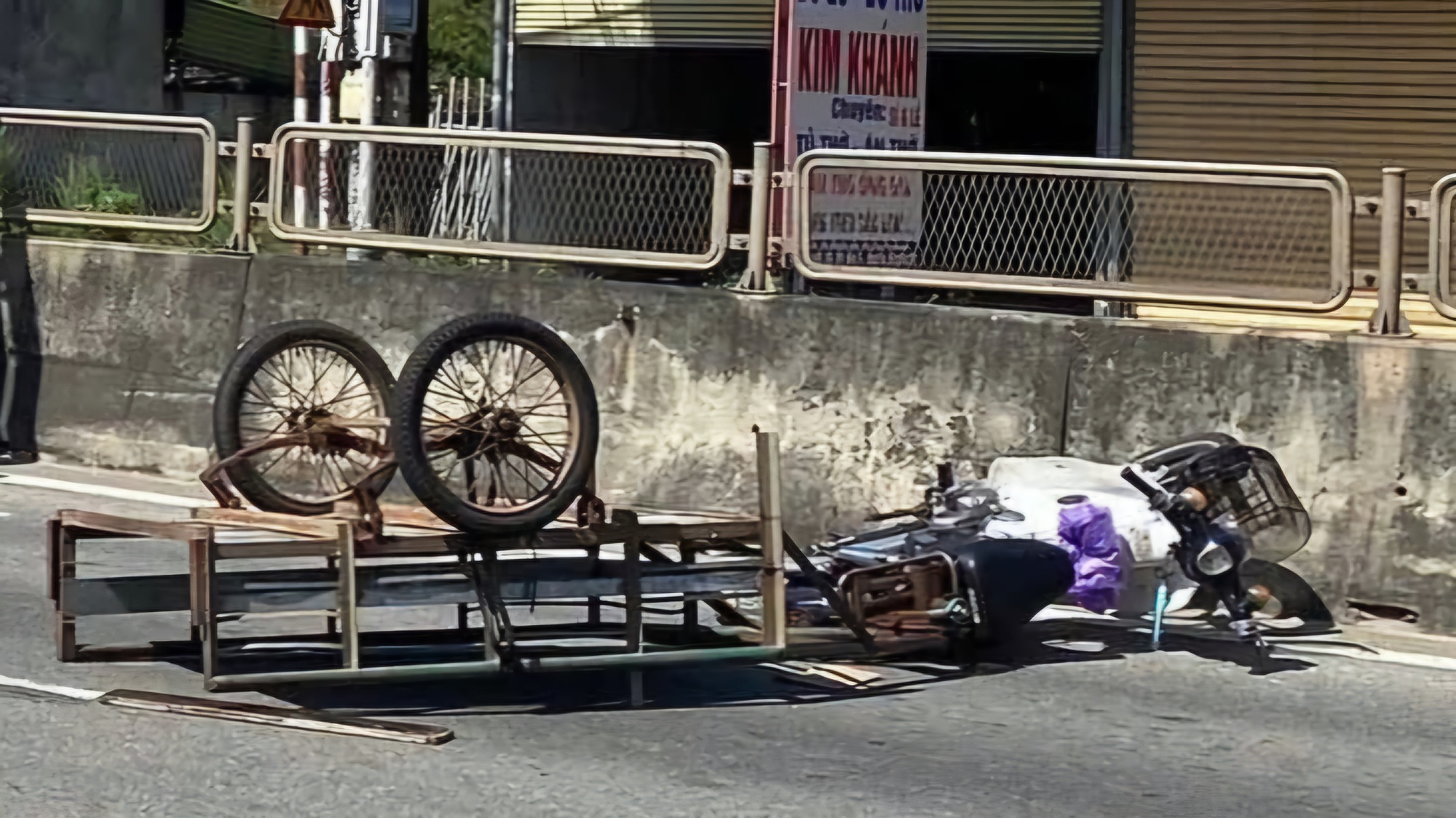 Va chạm với xe đầu k&eacute;o, người đ&agrave;n &ocirc;ng chạy xe m&aacute;y tử vong- Ảnh 2.