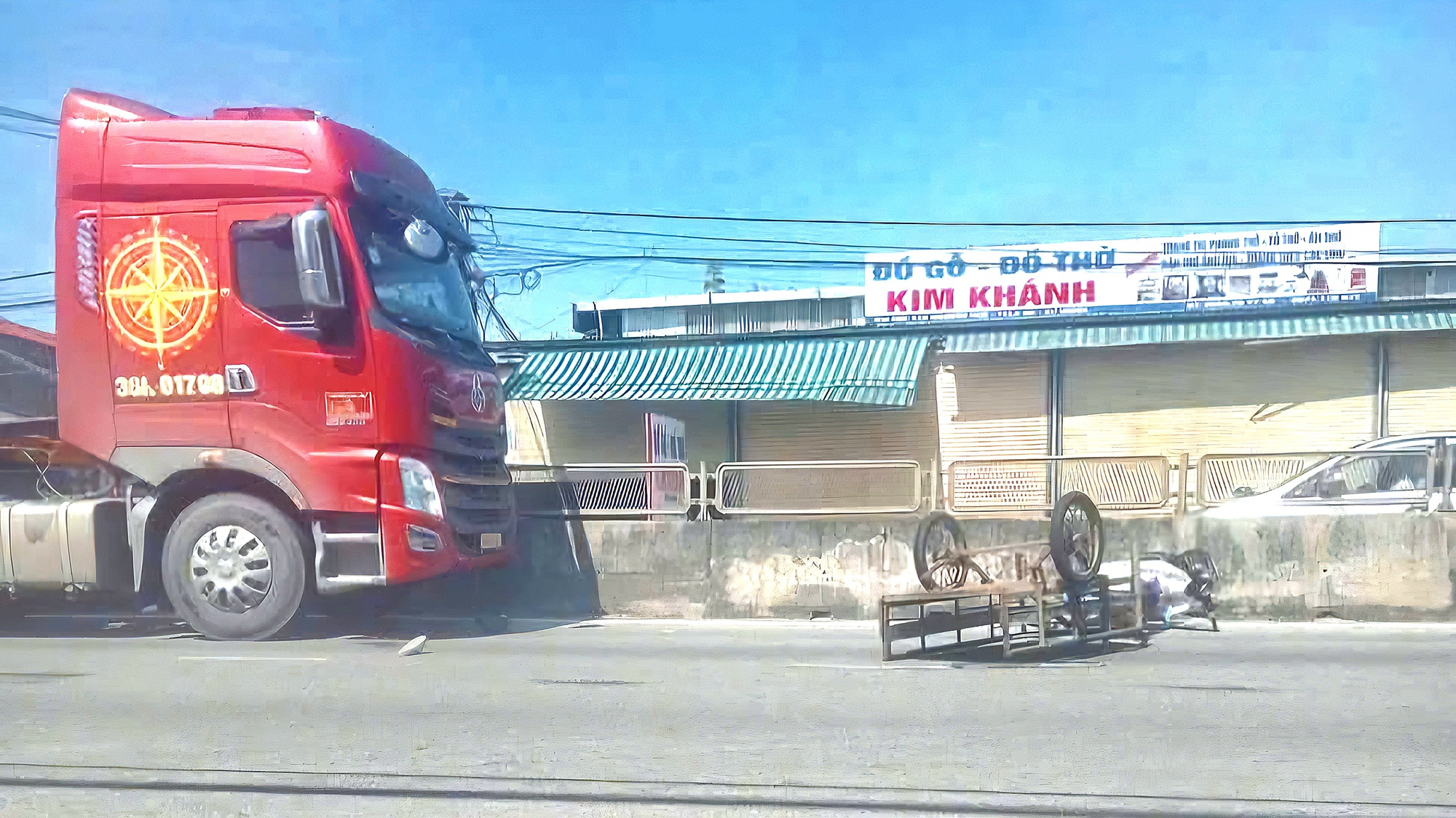 Va chạm với xe đầu k&eacute;o, người đ&agrave;n &ocirc;ng chạy xe m&aacute;y tử vong- Ảnh 1.