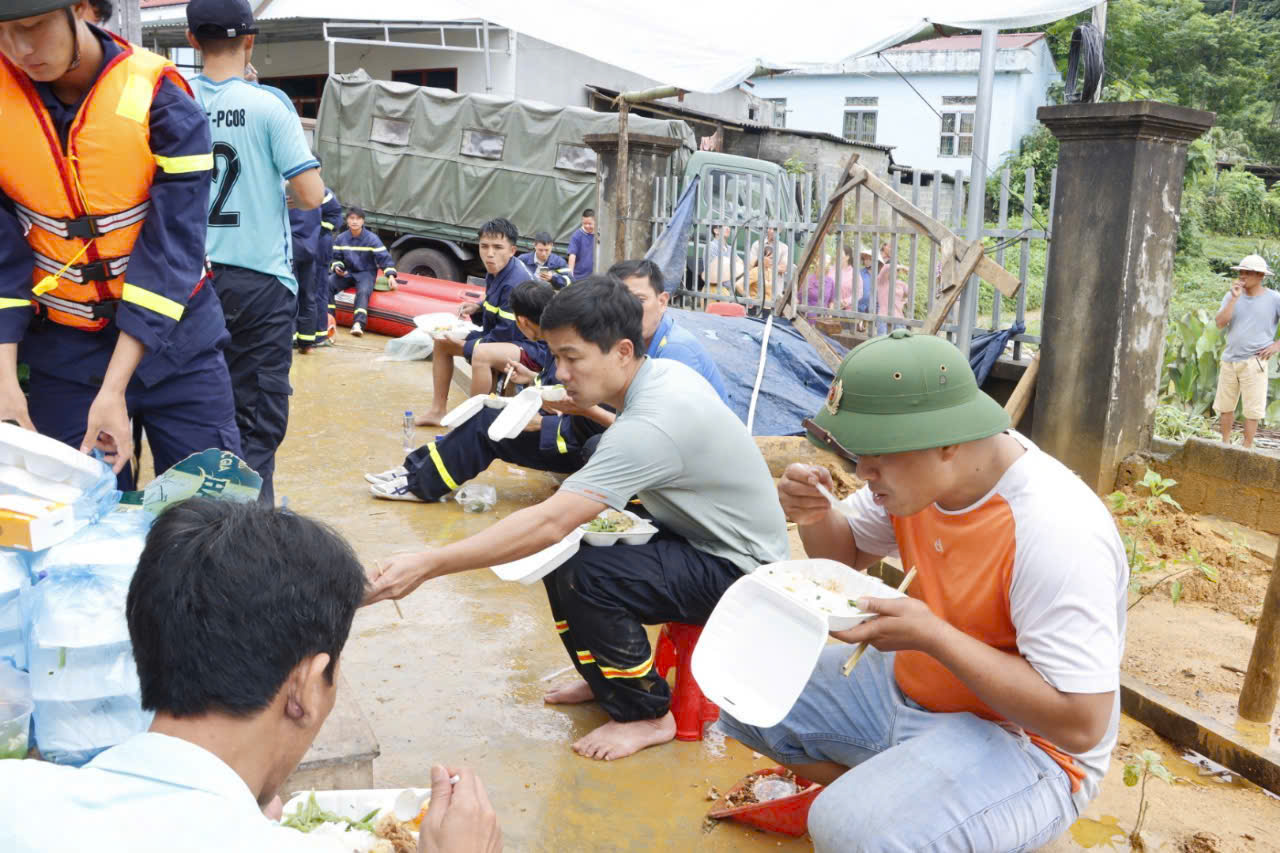 Người d&acirc;n v&ugrave;ng bị c&ocirc; lập do mưa lũ ở Lai Ch&acirc;u hiện ra sao?- Ảnh 11.
