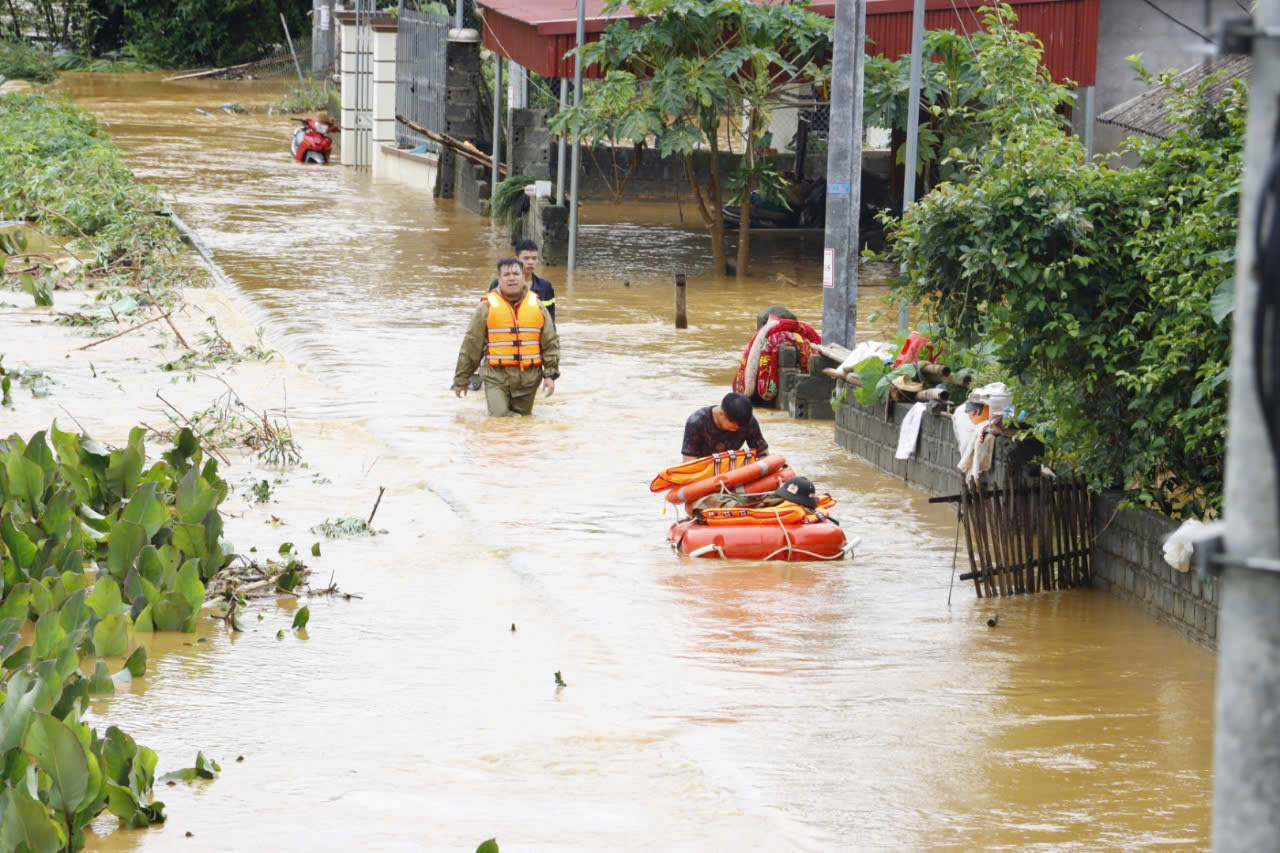 Người d&acirc;n v&ugrave;ng bị c&ocirc; lập do mưa lũ ở Lai Ch&acirc;u hiện ra sao?- Ảnh 8.