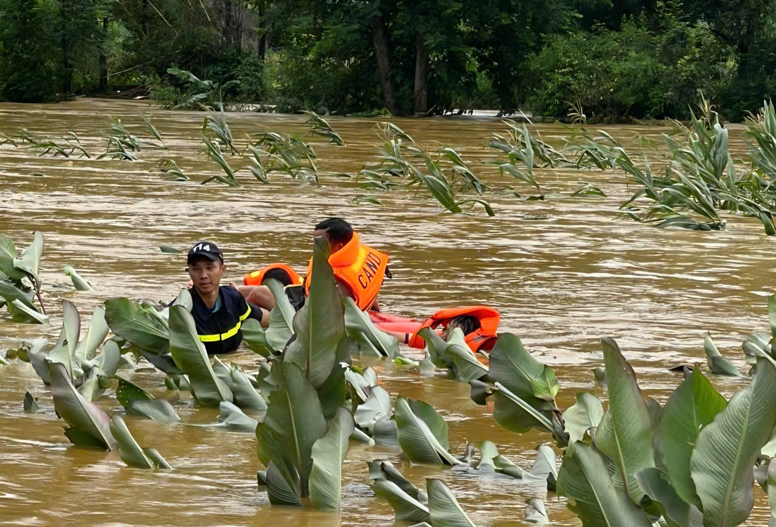 Người d&acirc;n v&ugrave;ng bị c&ocirc; lập do mưa lũ ở Lai Ch&acirc;u hiện ra sao?- Ảnh 4.