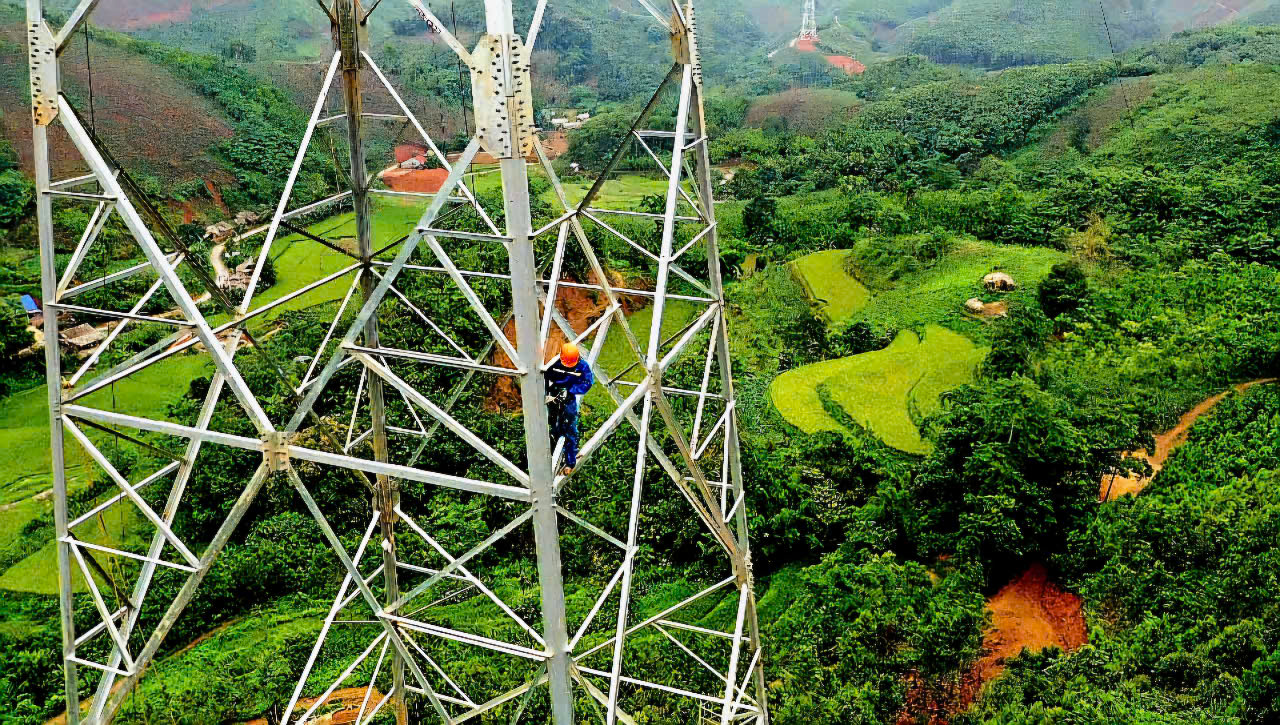 "Vượt ng&agrave;n ch&ocirc;ng gai", g&oacute;i thầu đầu ti&ecirc;n của dự &aacute;n 500kV L&agrave;o Cai - Vĩnh Y&ecirc;n c&aacute;n đ&iacute;ch- Ảnh 1.