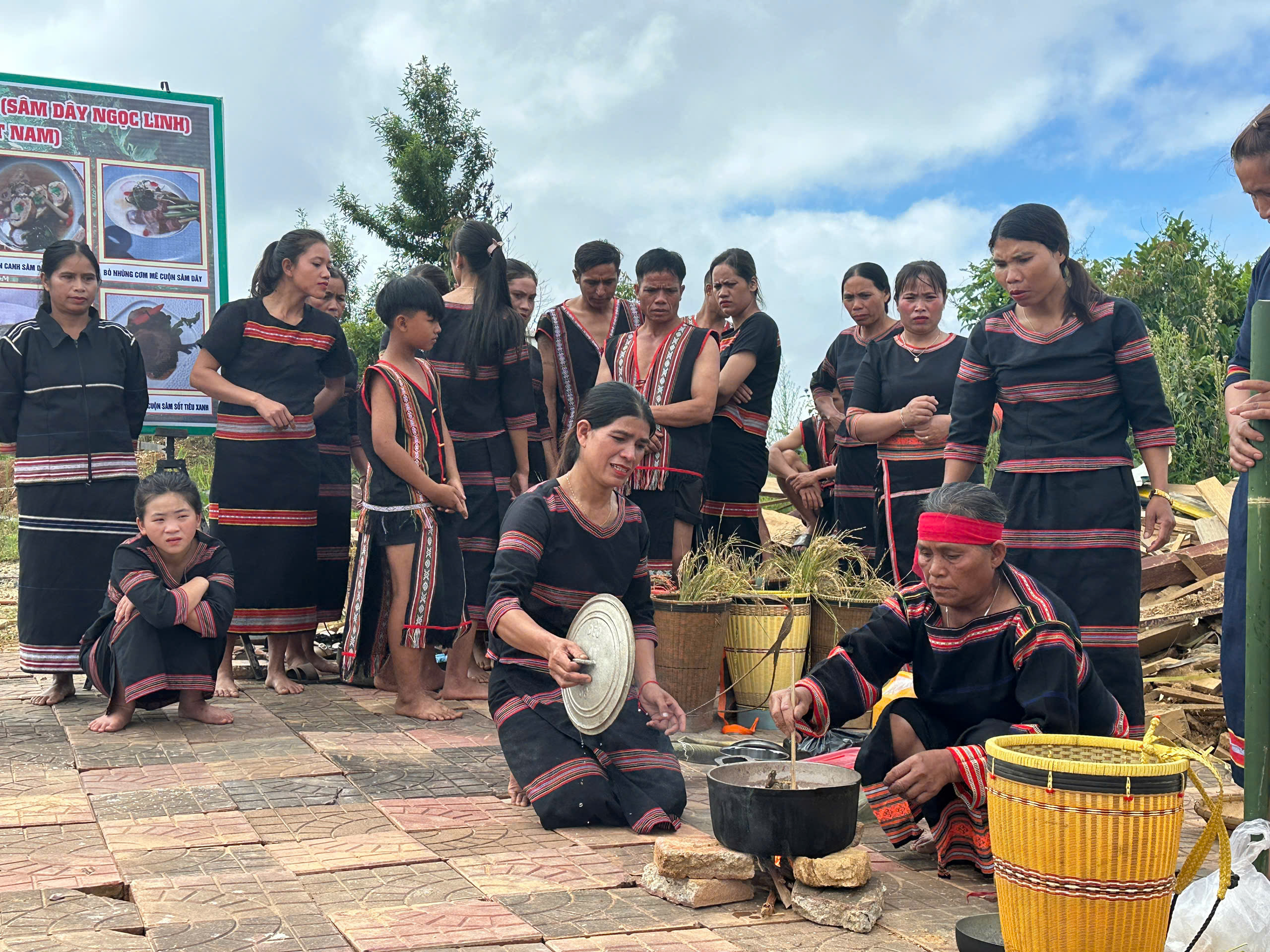 Phi&ecirc;n đấu gi&aacute; s&acirc;m Ngọc Linh ở Kon Tum c&oacute; g&igrave; đặc biệt?- Ảnh 1.