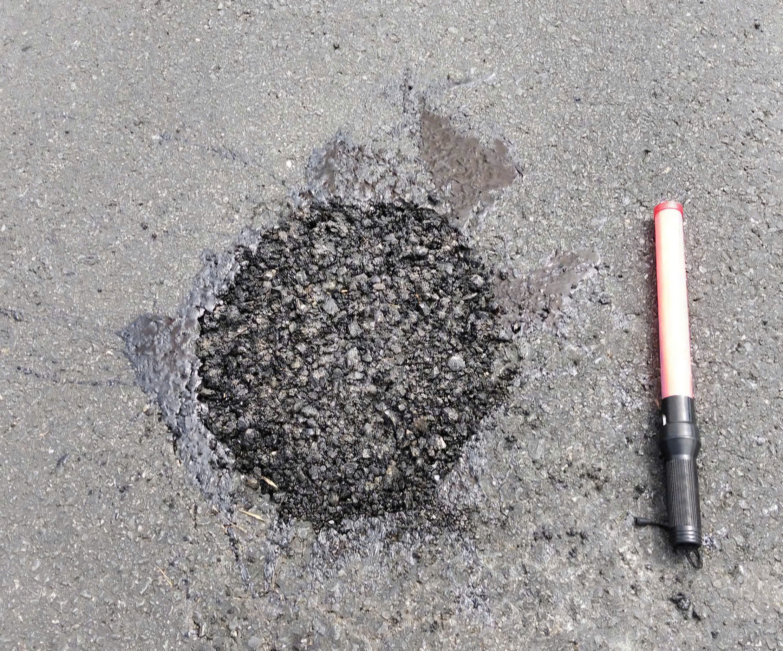 Chủ đầu tư n&oacute;i g&igrave; về hư hỏng mặt đường tr&ecirc;n cao tốc Vĩnh Hảo - Phan Thiết?- Ảnh 1.