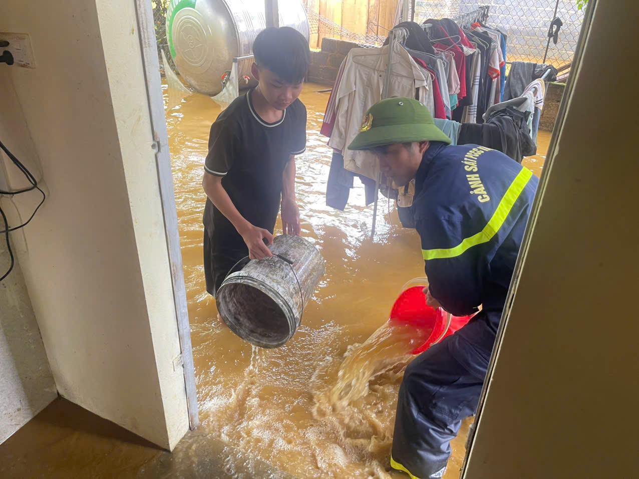 Người d&acirc;n v&ugrave;ng bị c&ocirc; lập do mưa lũ ở Lai Ch&acirc;u hiện ra sao?- Ảnh 7.