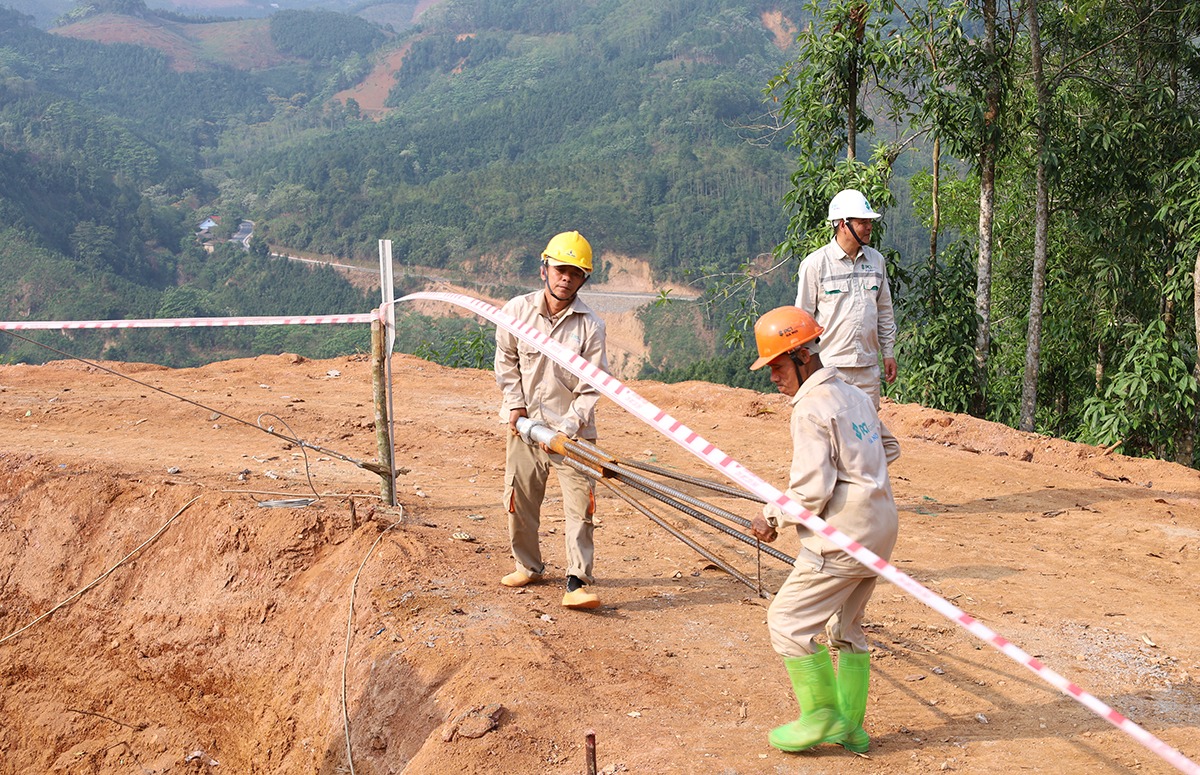 "Vượt ng&agrave;n ch&ocirc;ng gai", g&oacute;i thầu đầu ti&ecirc;n của dự &aacute;n 500kV L&agrave;o Cai - Vĩnh Y&ecirc;n c&aacute;n đ&iacute;ch- Ảnh 2.