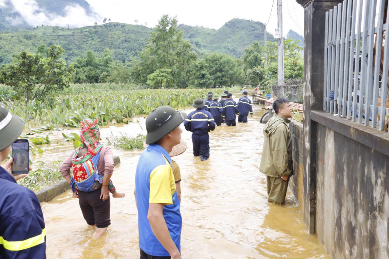 Người d&acirc;n v&ugrave;ng bị c&ocirc; lập do mưa lũ ở Lai Ch&acirc;u hiện ra sao?- Ảnh 9.