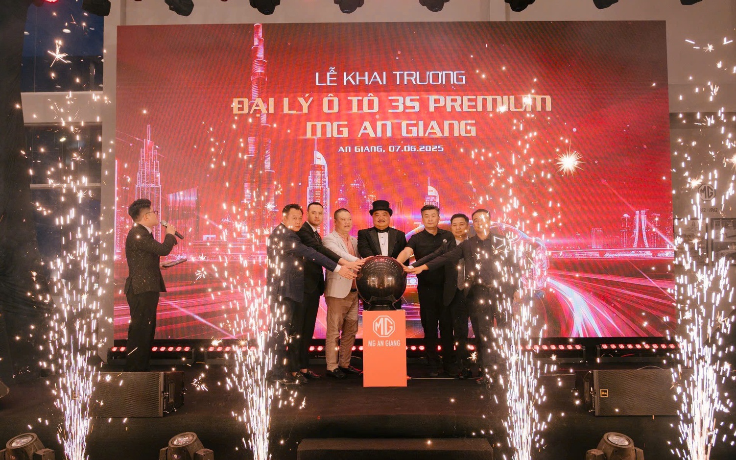 Doanh số giảm mạnh, xe sang đua điện hóa- Ảnh 2. Ông trùm phân phối xe sang liên tiếp mở đại lý bán xe MG?