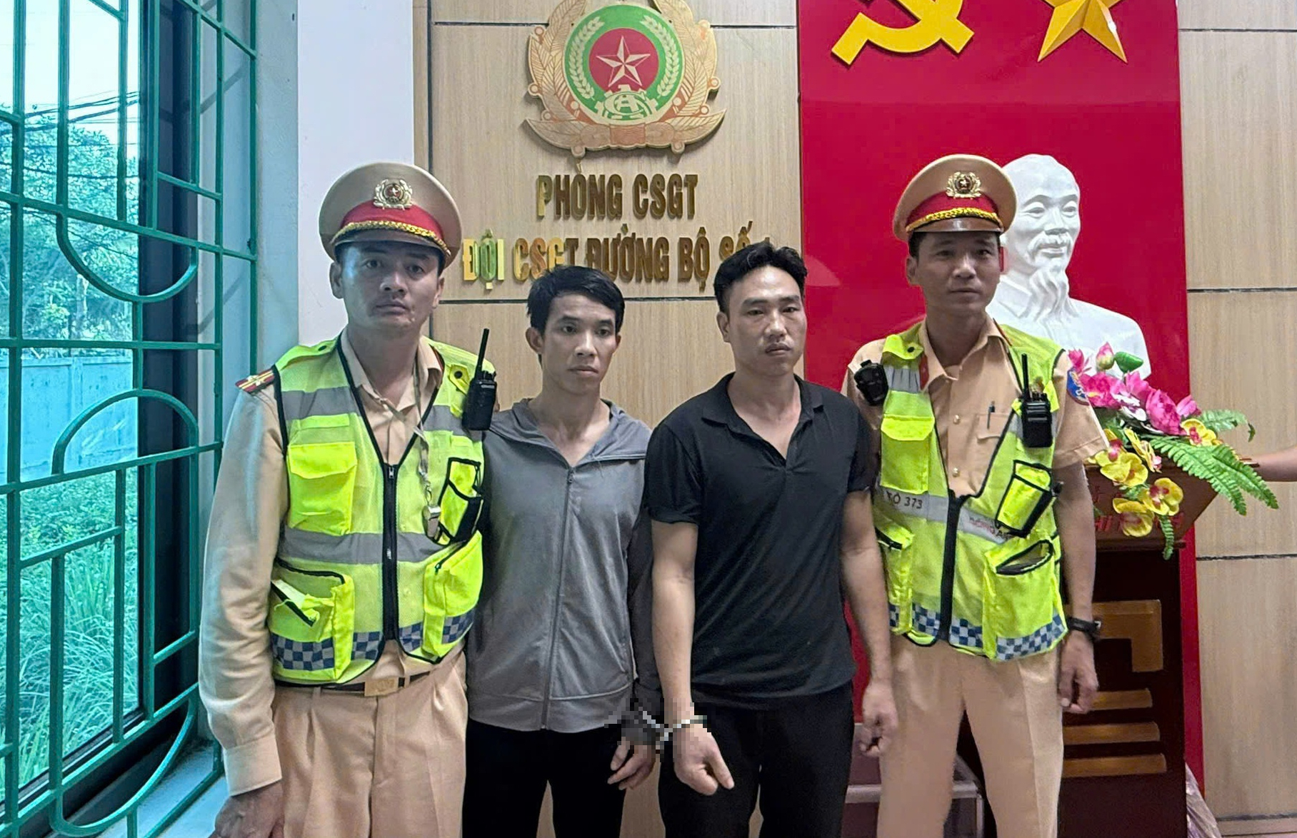 Hai phạm nh&acirc;n trốn khỏi trại giam Thanh Xu&acirc;n bị CSGT Nghệ An bắt giữ- Ảnh 1.