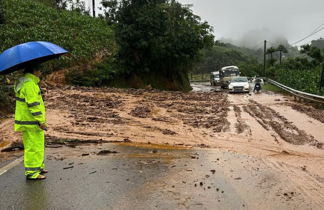 Lai Ch&acirc;u: Sạt lở đất nhiều tuyến đường, giao th&ocirc;ng bị chia cắt nghi&ecirc;m trọng- Ảnh 2.