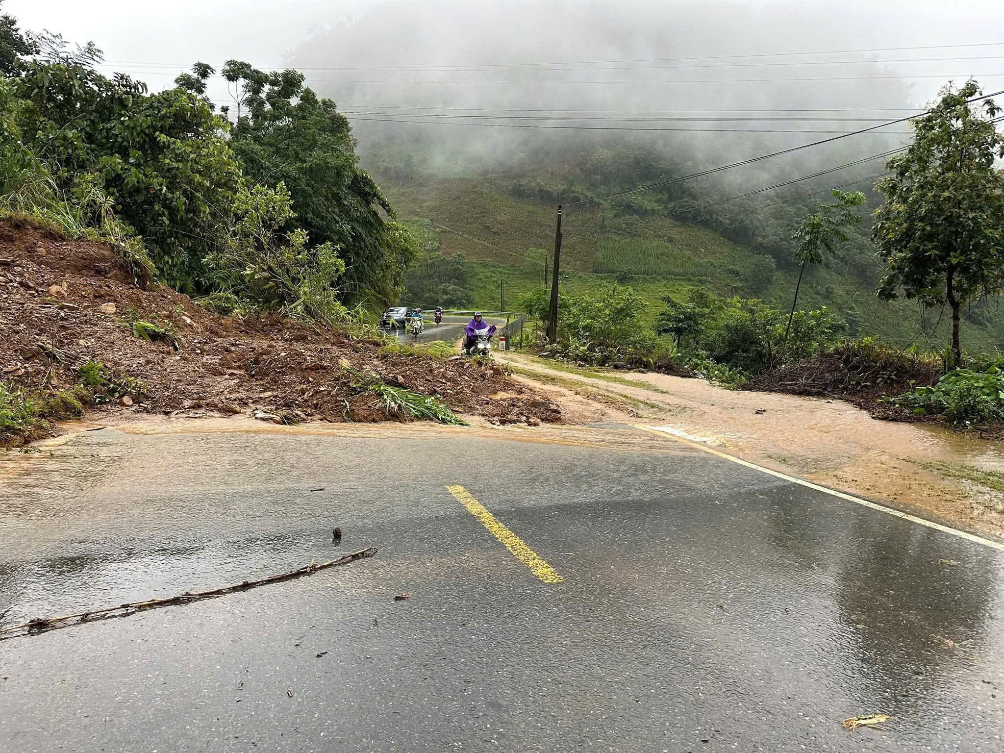 Lai Ch&acirc;u: Sạt lở đất nhiều tuyến đường, giao th&ocirc;ng bị chia cắt nghi&ecirc;m trọng- Ảnh 3.