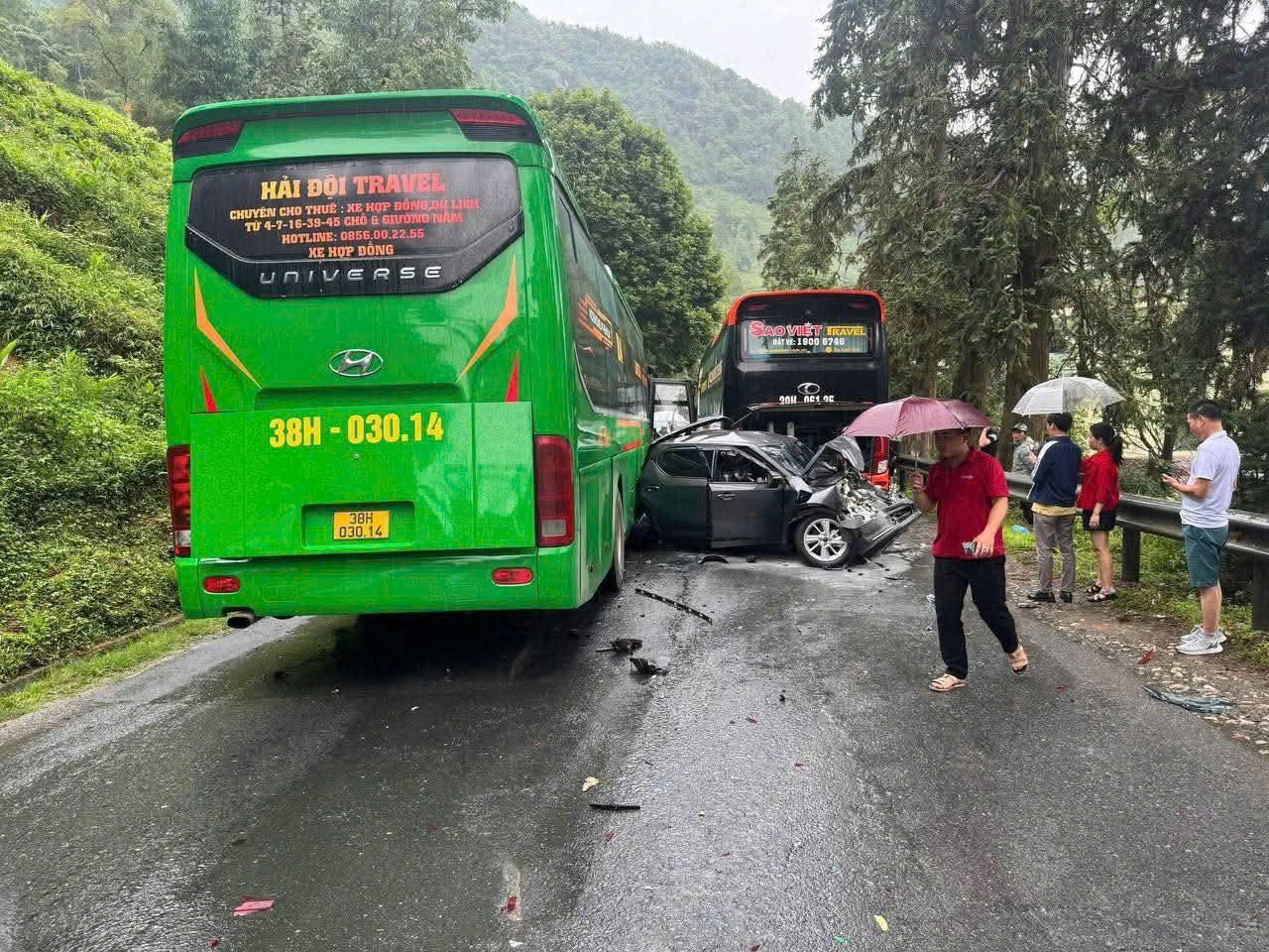 Tai nạn liên hoàn ở Sa Pa, một thai phụ bị thương- Ảnh 1. Tai nạn liên hoàn ở Sa Pa, một thai phụ bị thương- Ảnh 1.