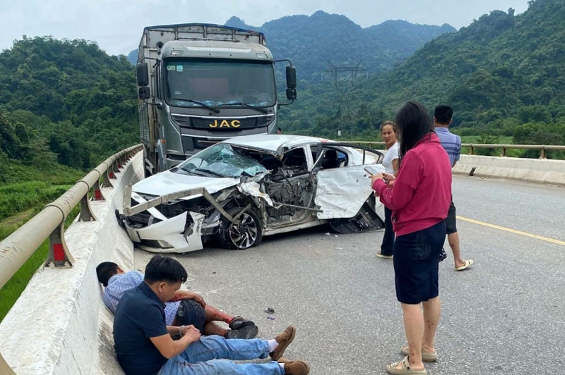 Hiện trường vụ TNGT khiến một người tử vong, hai người bị thương.