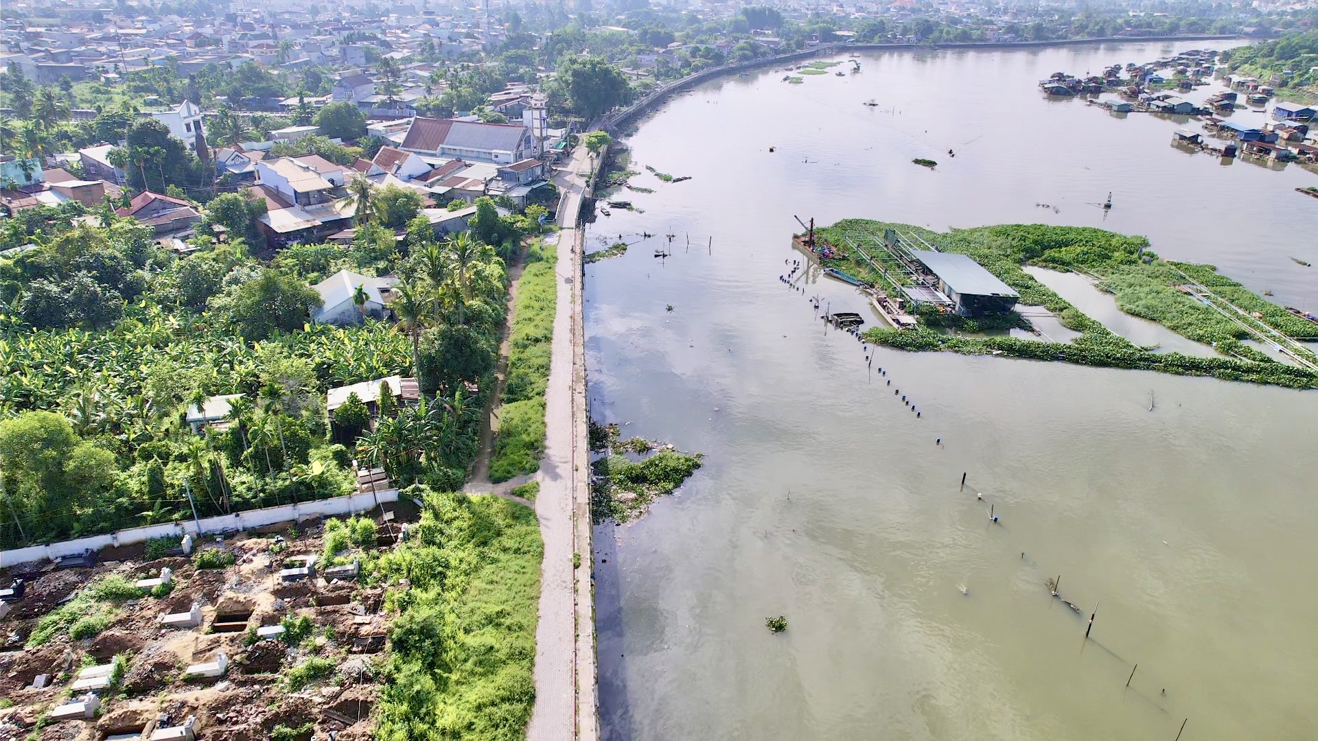 Dự án đường ven sông Cái ngổn ngang vì vướng mặt bằng- Ảnh 3. Dự án đường ven sông Cái ngổn ngang vì vướng mặt bằng- Ảnh 3.