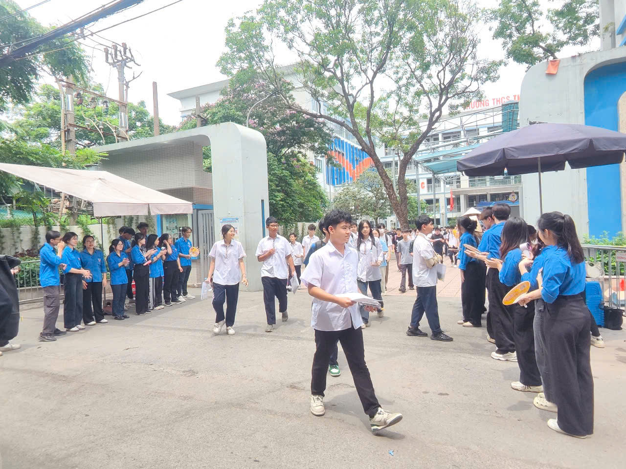 Gần 13.100 th&iacute; sinh H&agrave; Nội tiếp tục thi v&agrave;o lớp 10 chuy&ecirc;n- Ảnh 1.