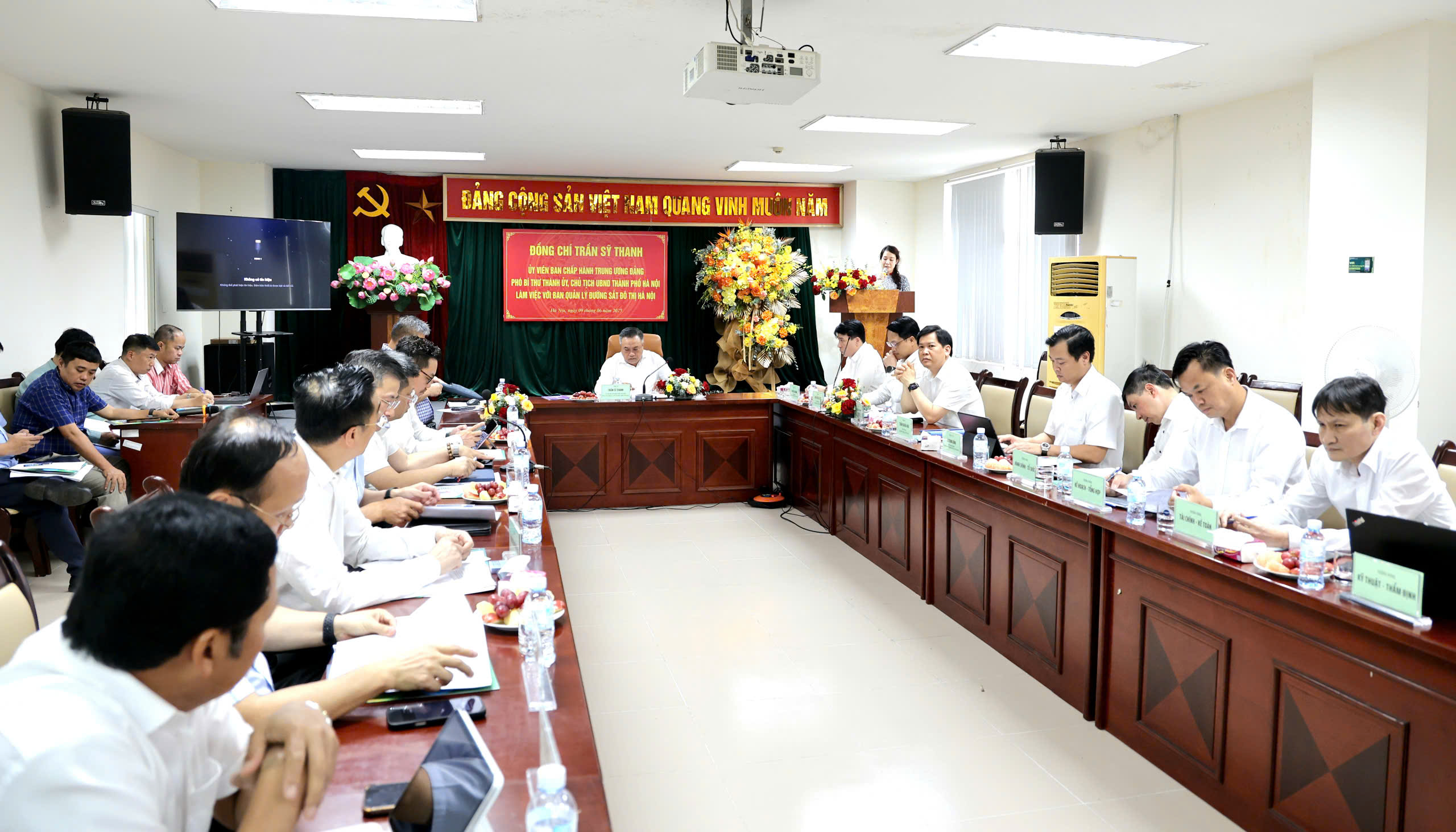 Chủ tịch H&agrave; Nội th&uacute;c tiến độ khởi c&ocirc;ng c&aacute;c tuyến metro- Ảnh 1.