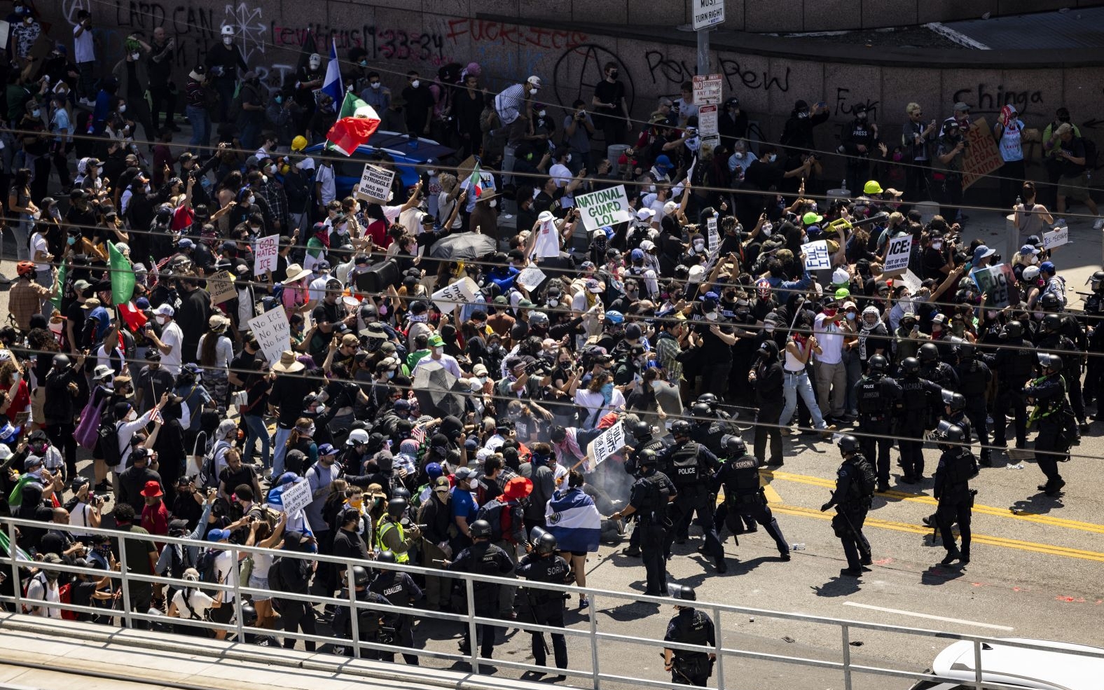 Cuộc đụng độ khốc liệt giữa người biểu t&igrave;nh v&agrave; lực lượng thực thi ph&aacute;p luật ở Los Angeles