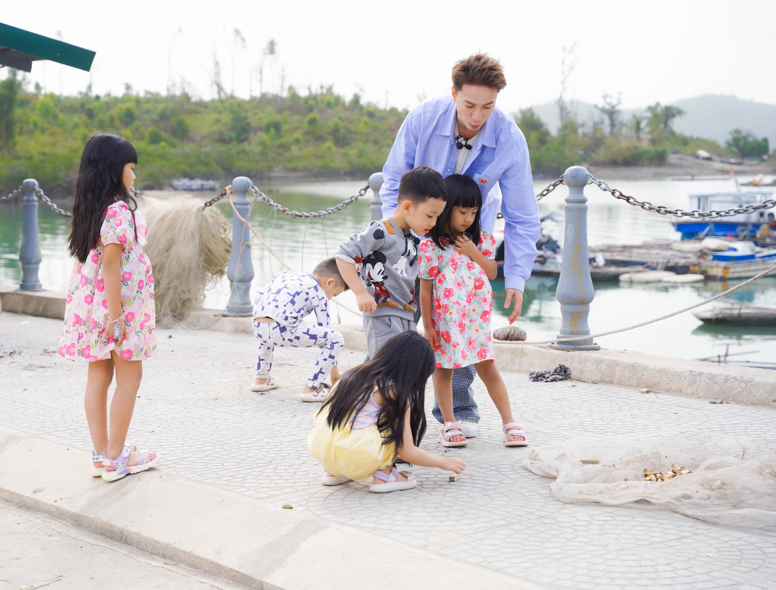 S.T Sơn Thạch lần đầu làm bố chăm sóc 5 con trong Bố ơi mình đi đâu thế?- Ảnh 2. S.T Sơn Thạch lần đầu làm bố chăm sóc 5 con trong Bố ơi mình đi đâu thế?- Ảnh 2.