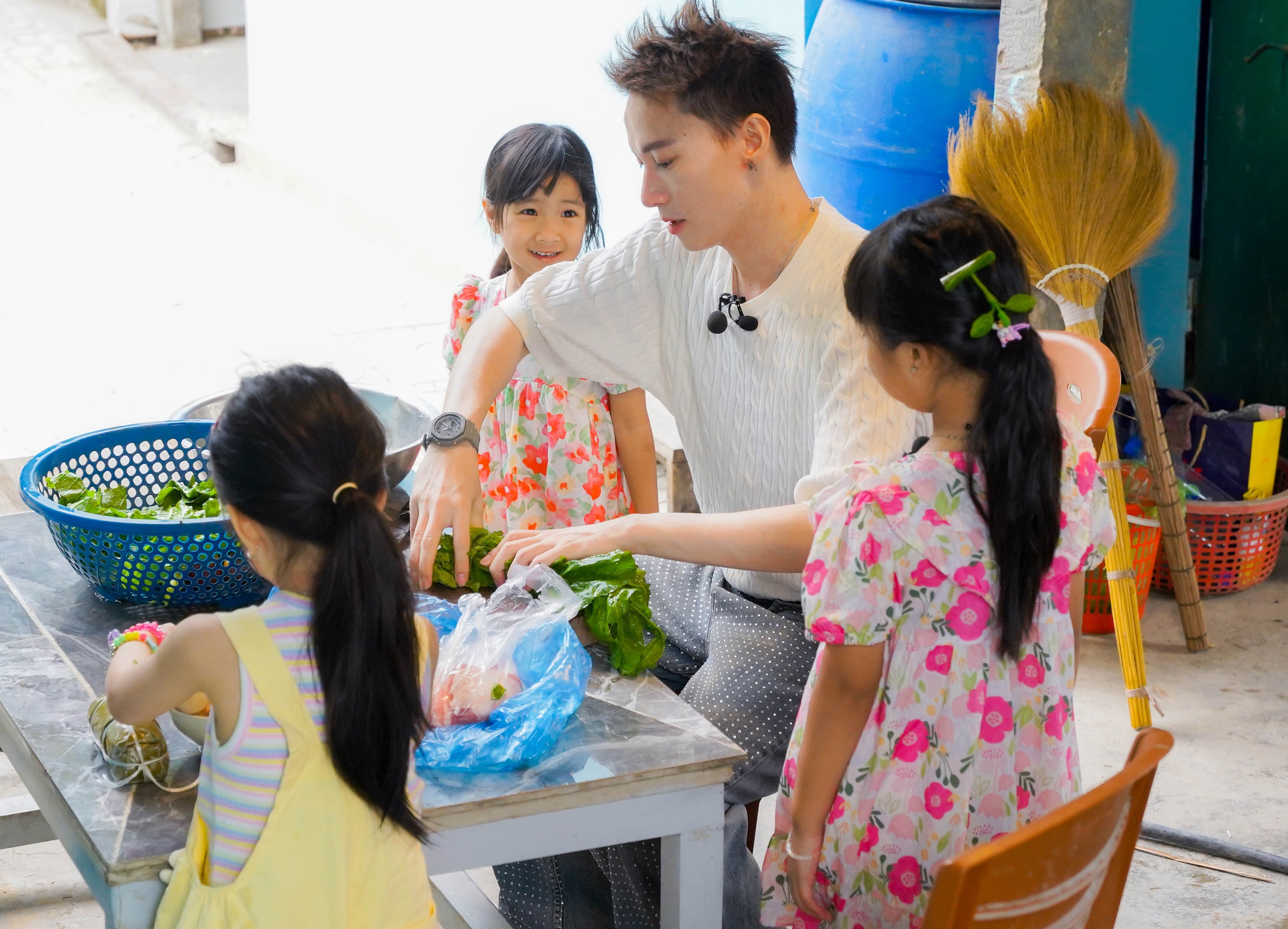 S.T Sơn Thạch lần đầu làm bố chăm sóc 5 con trong Bố ơi mình đi đâu thế?- Ảnh 6. S.T Sơn Thạch lần đầu làm bố chăm sóc 5 con trong Bố ơi mình đi đâu thế?- Ảnh 6.