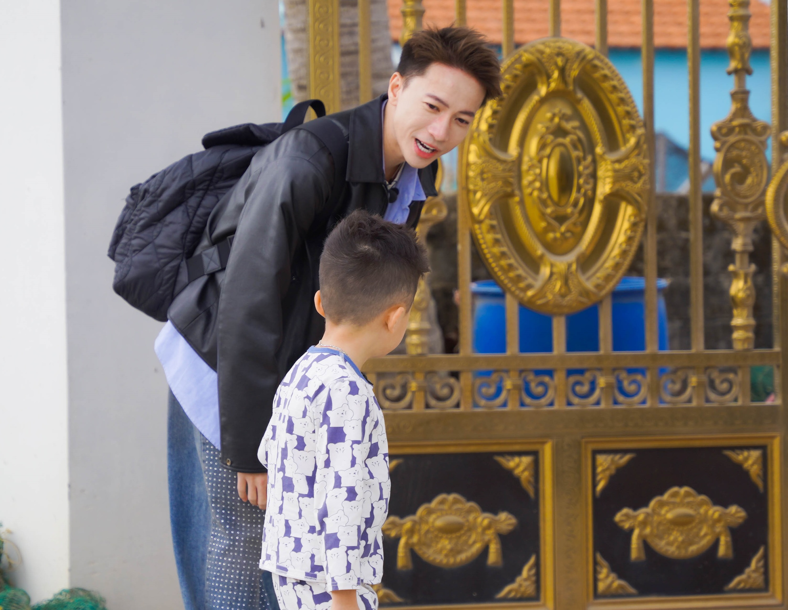 S.T Sơn Thạch lần đầu làm bố chăm sóc 5 con trong Bố ơi mình đi đâu thế?- Ảnh 1. S.T Sơn Thạch lần đầu làm bố chăm sóc 5 con trong Bố ơi mình đi đâu thế?- Ảnh 1.