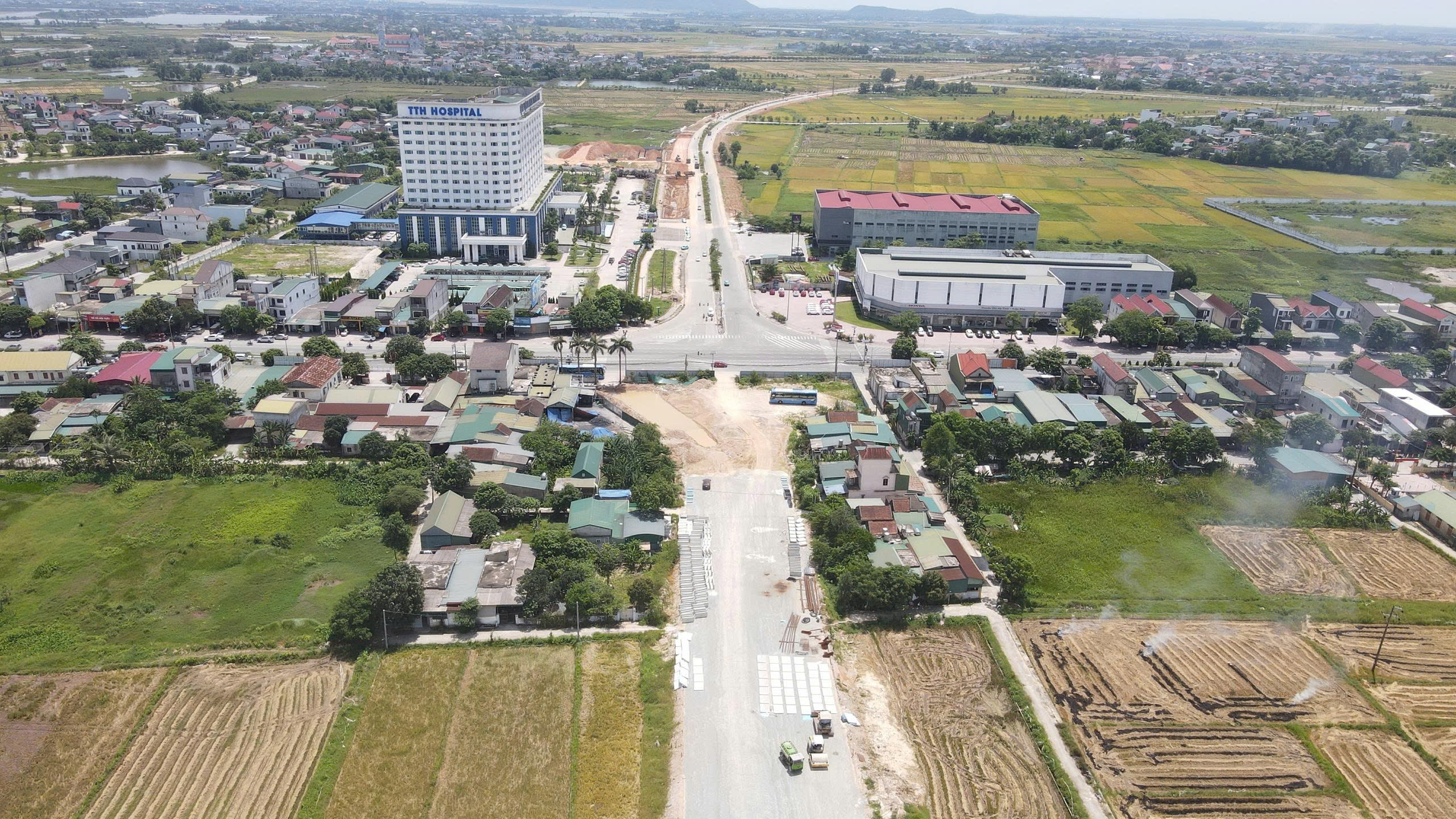 Nắng như đổ lửa, c&ocirc;ng nh&acirc;n "căng m&igrave;nh" nối cao tốc Bắc - Nam qua H&agrave; Tĩnh- Ảnh 1.