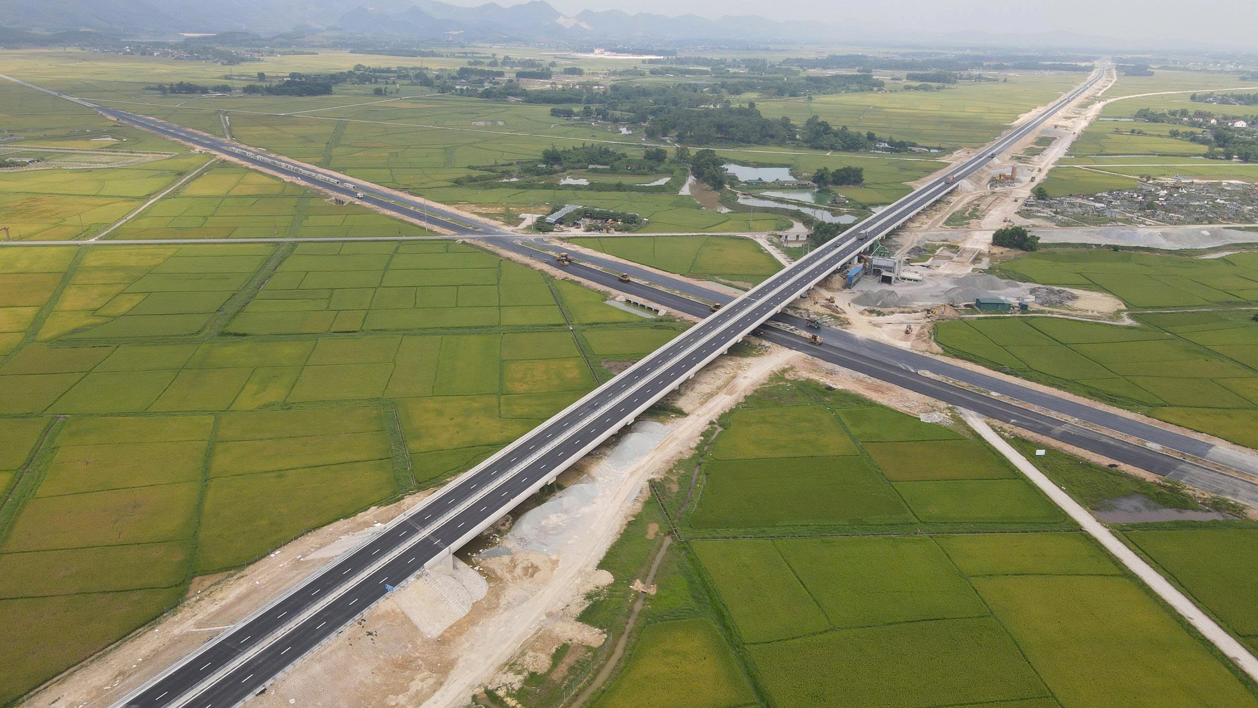 Nắng như đổ lửa, c&ocirc;ng nh&acirc;n "căng m&igrave;nh" nối cao tốc Bắc - Nam qua H&agrave; Tĩnh- Ảnh 3.