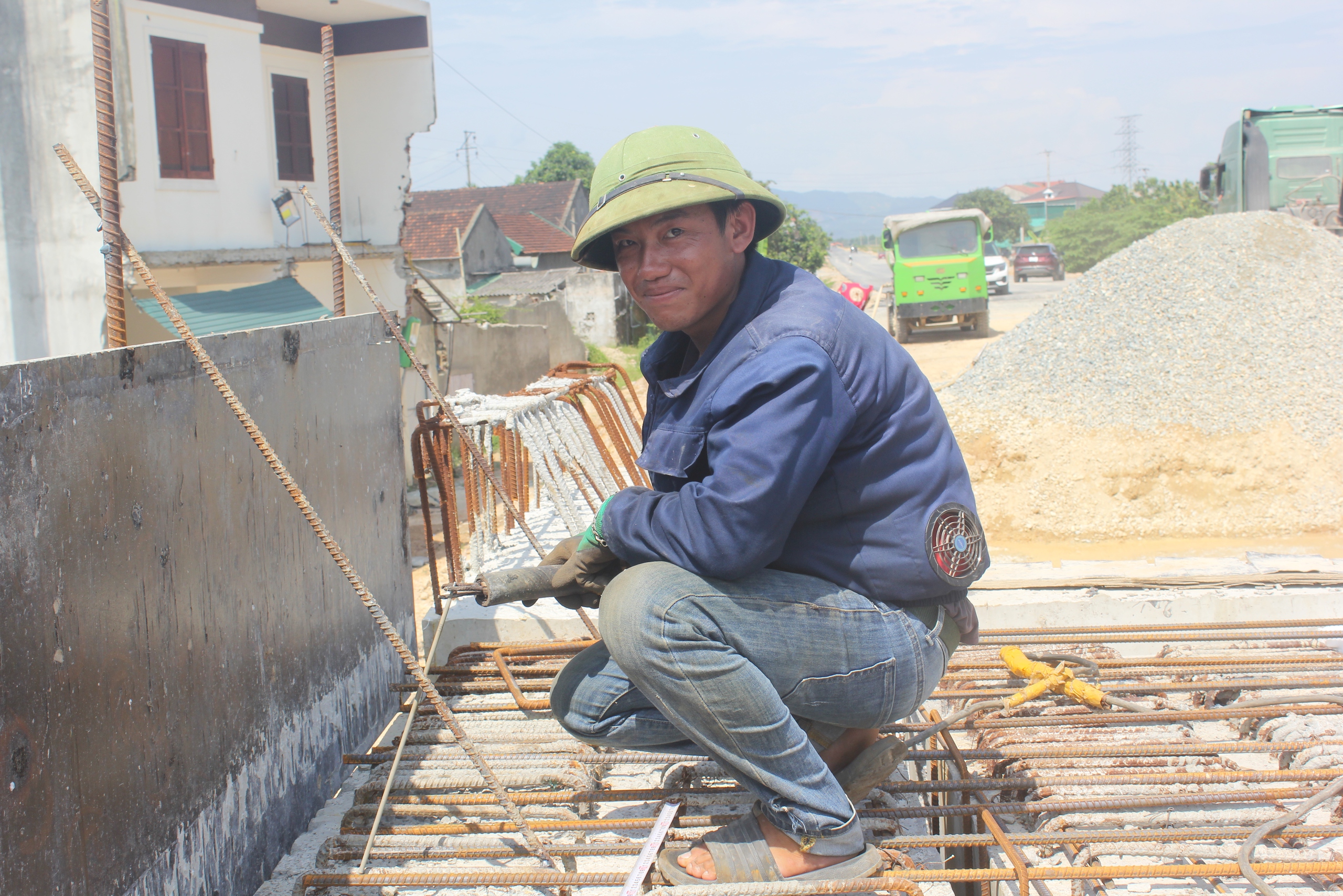 Nắng như đổ lửa, c&ocirc;ng nh&acirc;n "căng m&igrave;nh" nối cao tốc Bắc - Nam qua H&agrave; Tĩnh- Ảnh 2.