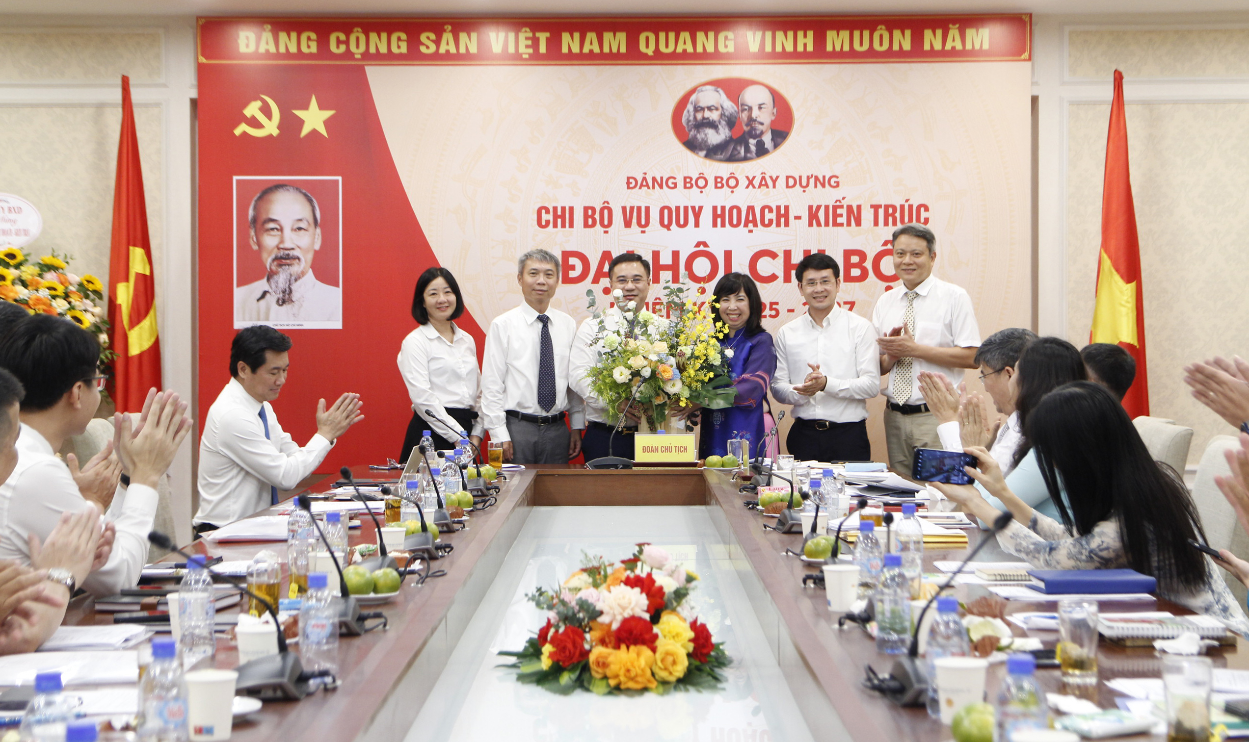 L&atilde;nh đạo Đảng ủy Bộ X&acirc;y dựng tặng hoa ch&uacute;c mừng Đại hội Chi bộ Vụ Quy hoạch - Kiến tr&uacute;c.